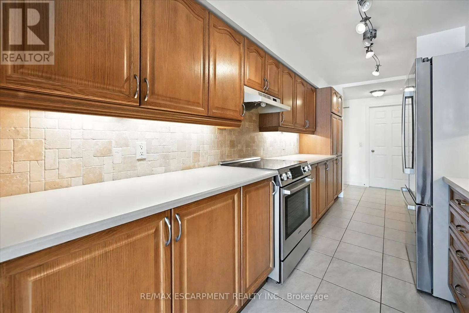 204 - 990 GOLF LINKS ROAD