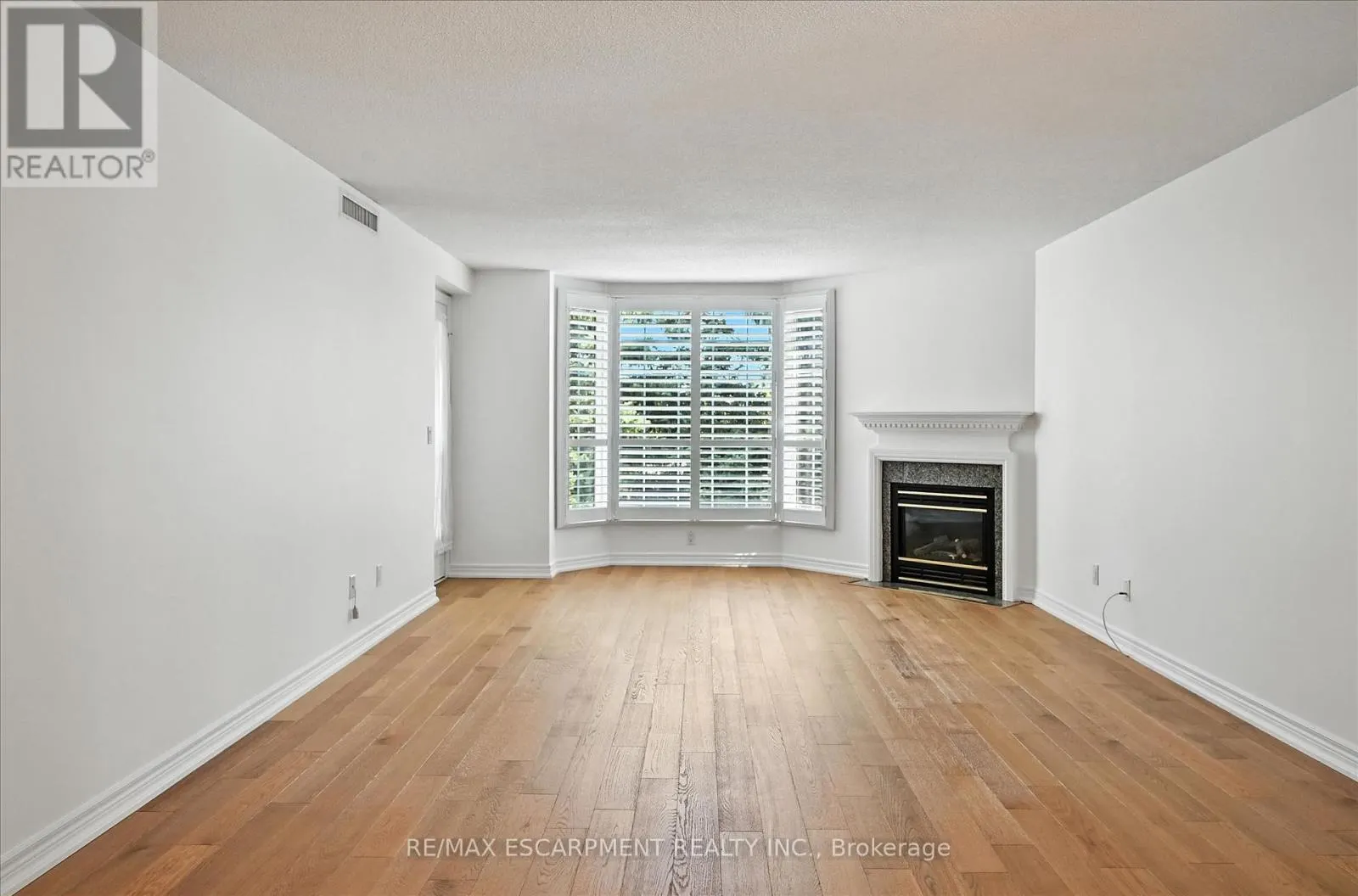204 - 990 GOLF LINKS ROAD