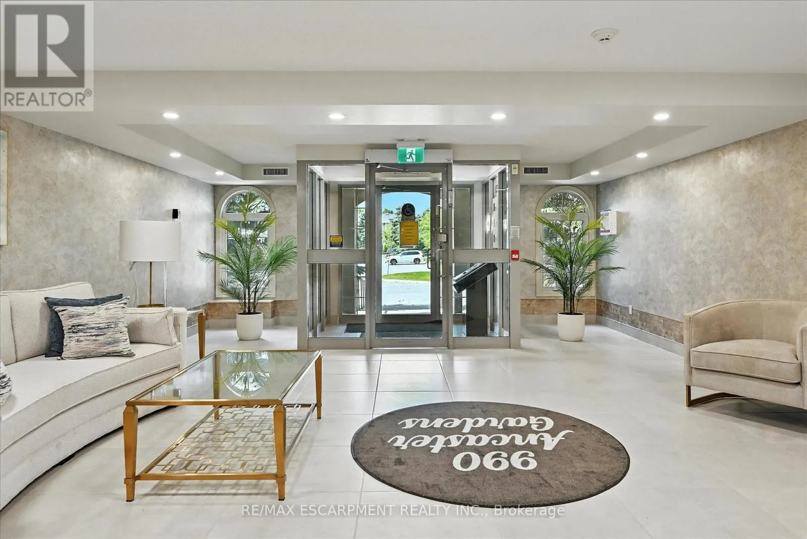 204 - 990 GOLF LINKS ROAD