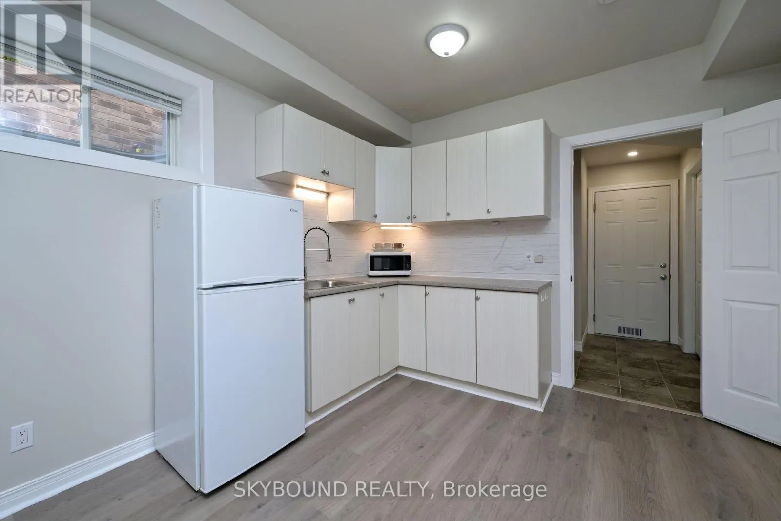 102 OAKES CRESCENT