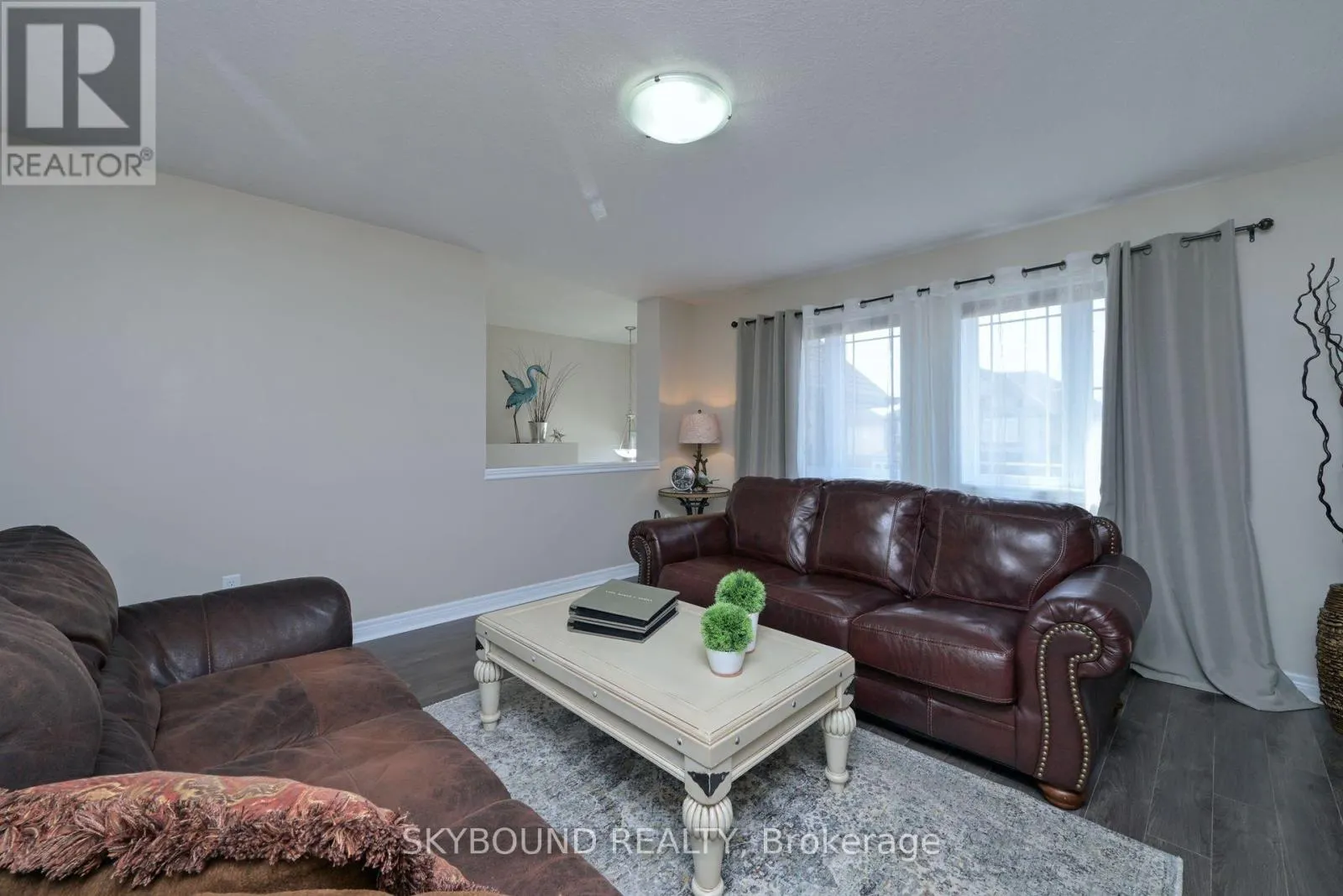102 OAKES CRESCENT