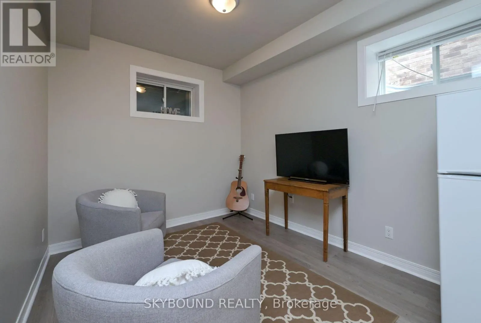 102 OAKES CRESCENT