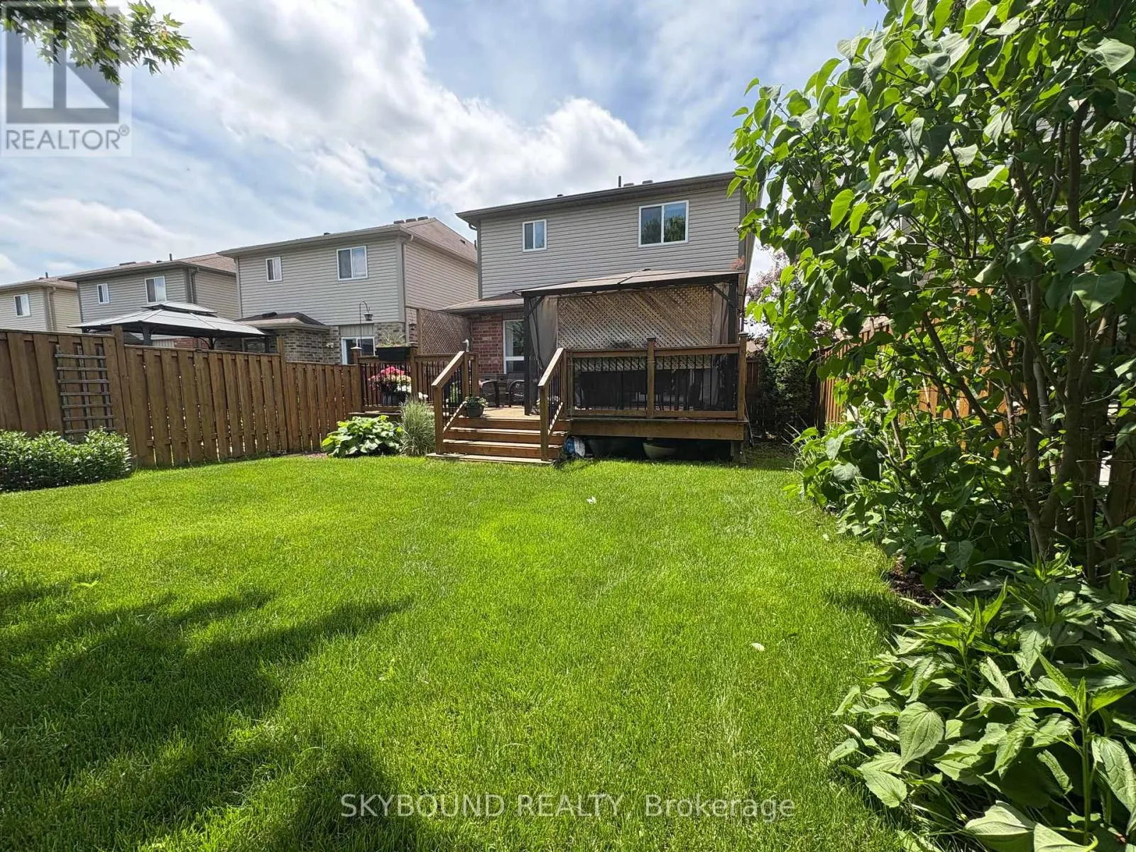 102 OAKES CRESCENT