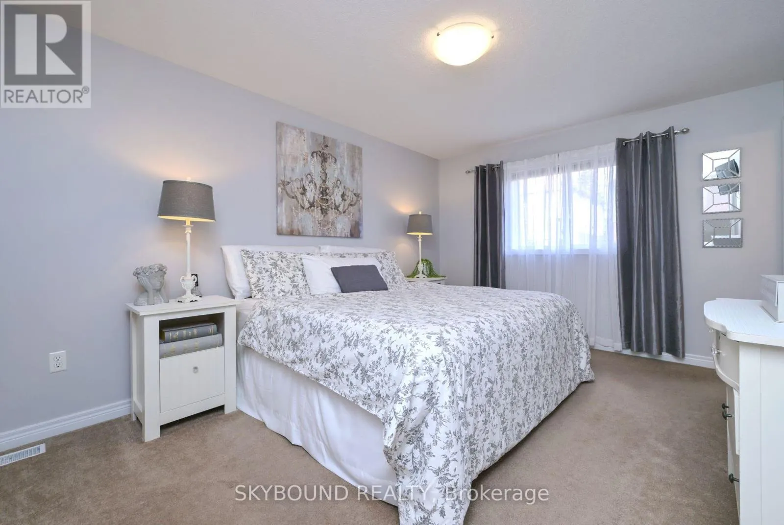 102 OAKES CRESCENT