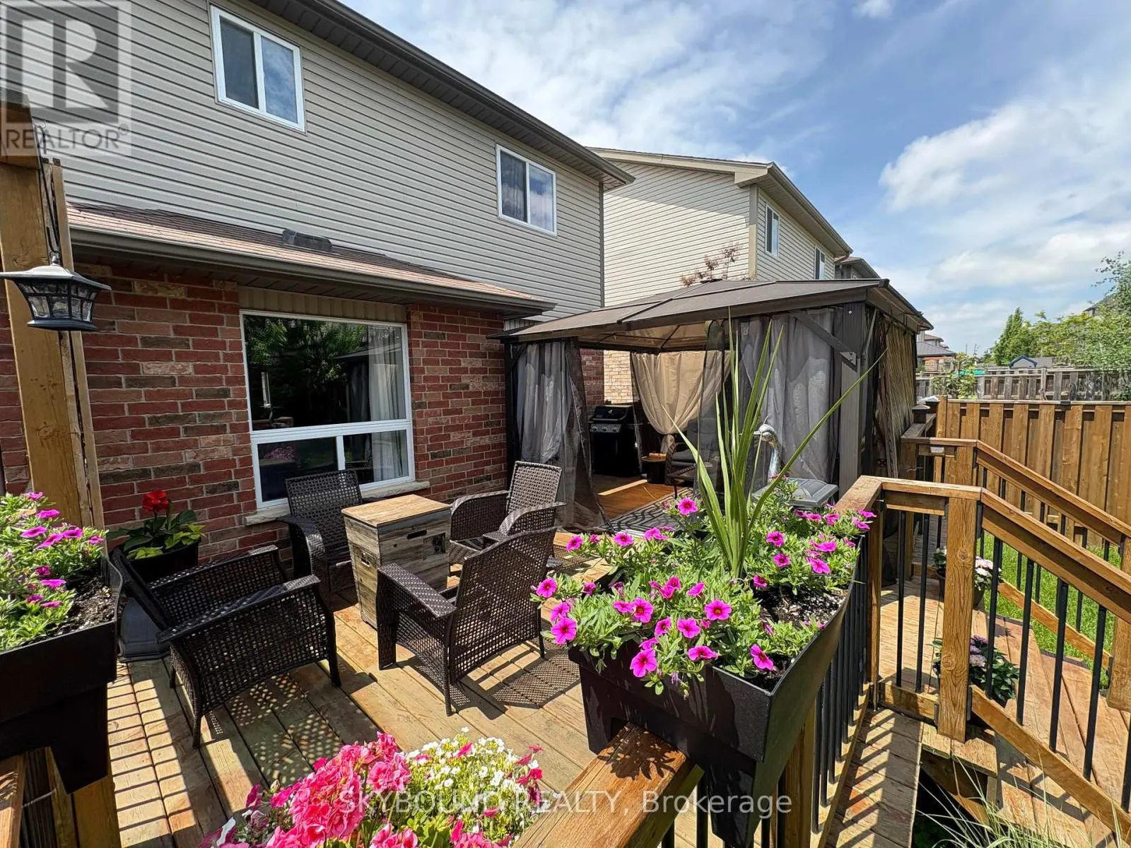 102 OAKES CRESCENT