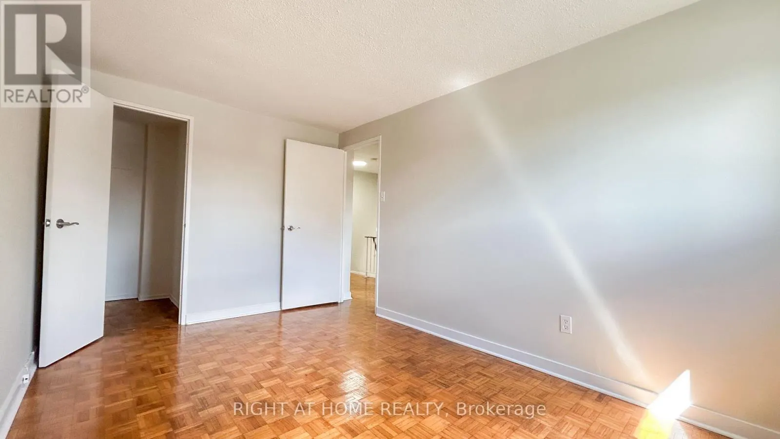 32 - 160 JANSEN AVENUE