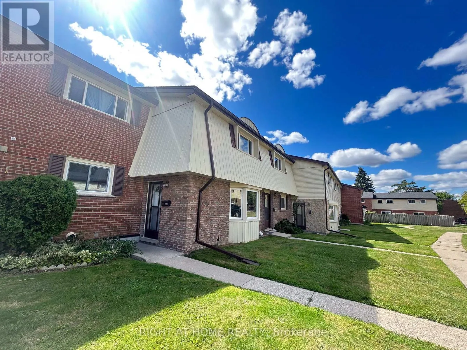 32 - 160 JANSEN AVENUE