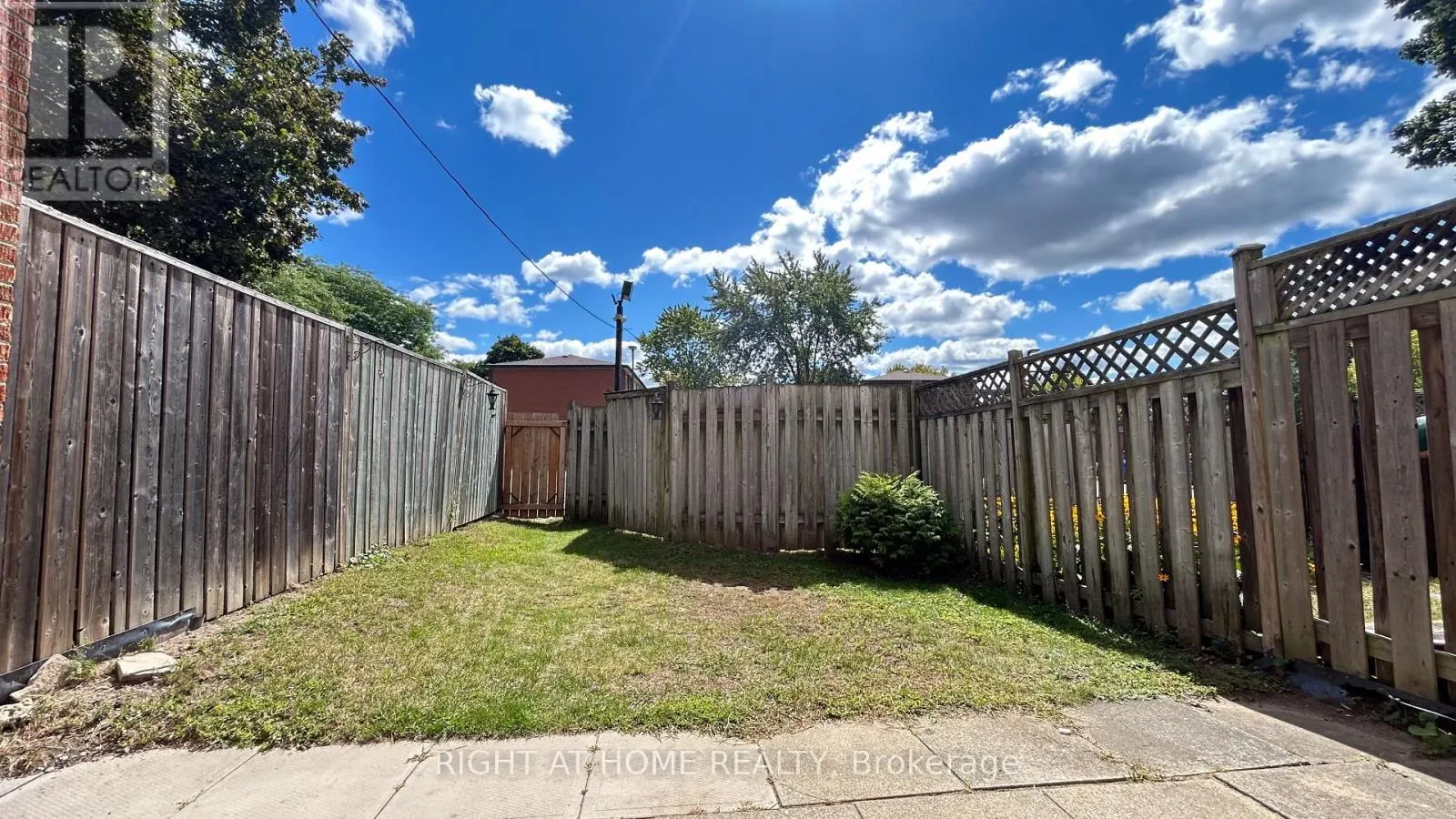 32 - 160 JANSEN AVENUE
