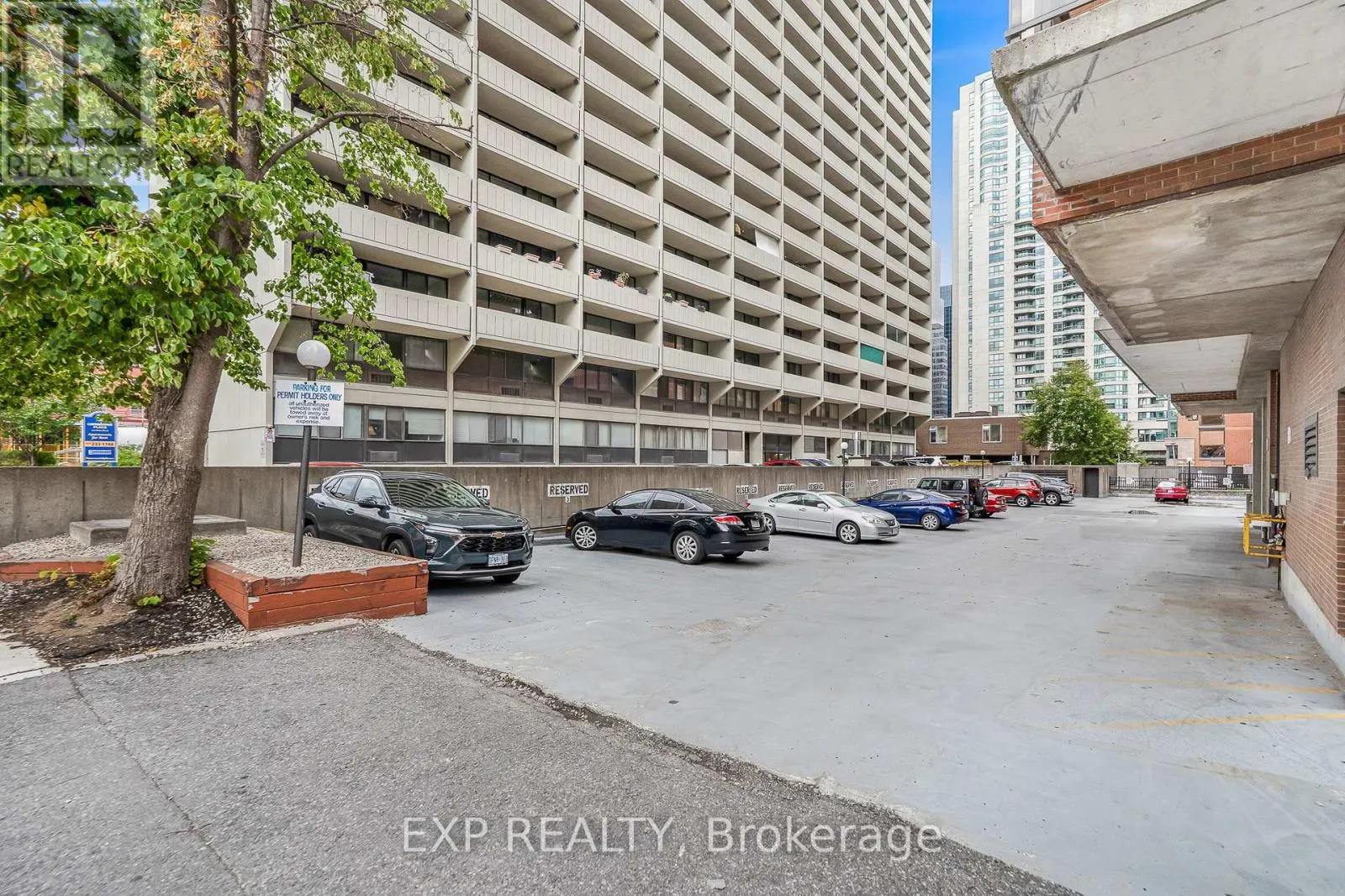 204 - 475 LAURIER AVENUE W