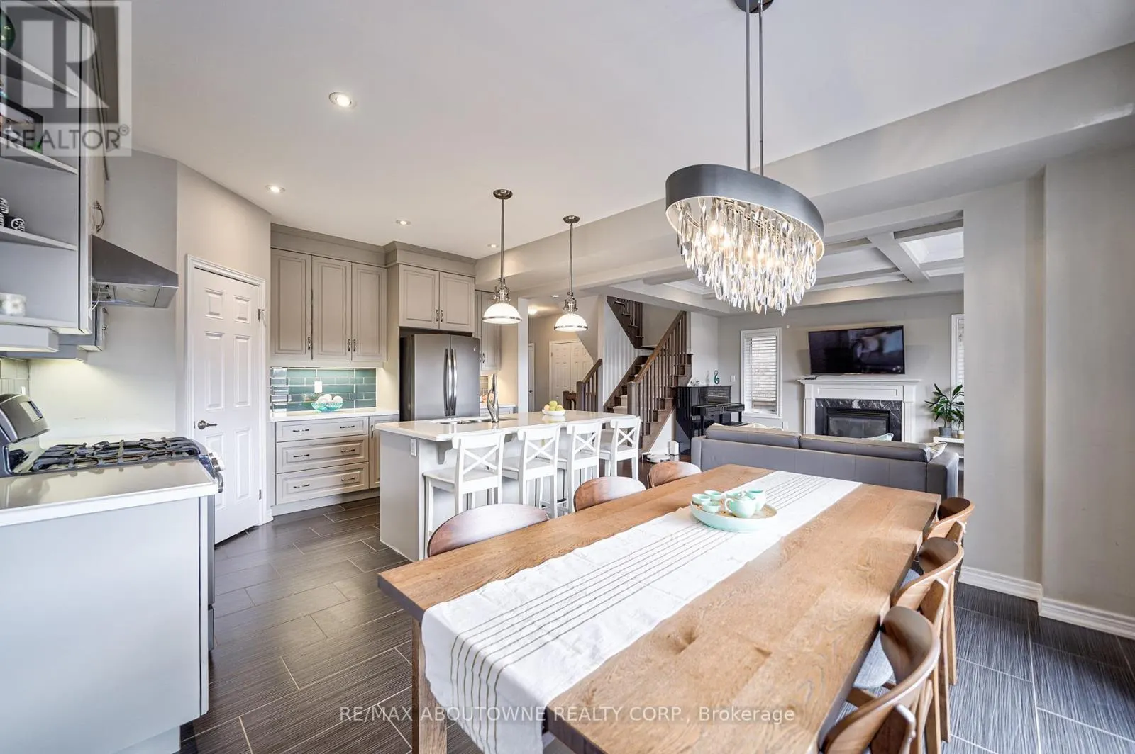 UPPER - 195 GRETI DRIVE
