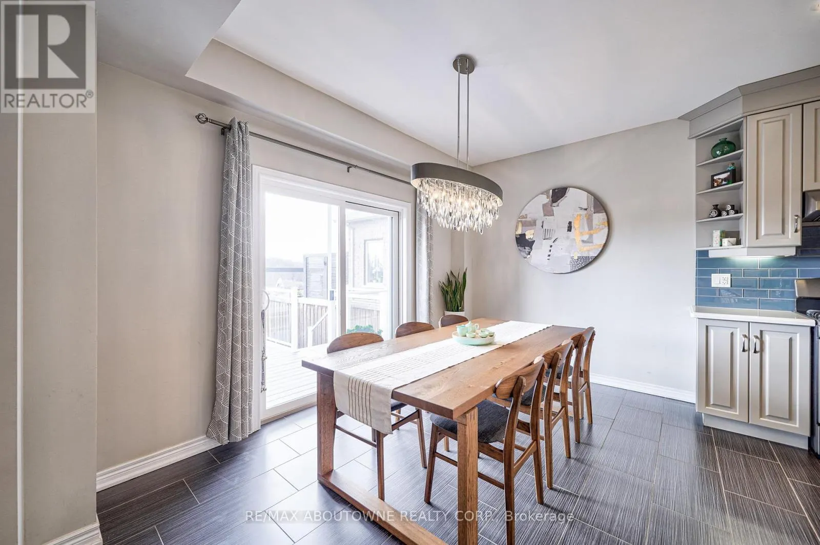 UPPER - 195 GRETI DRIVE