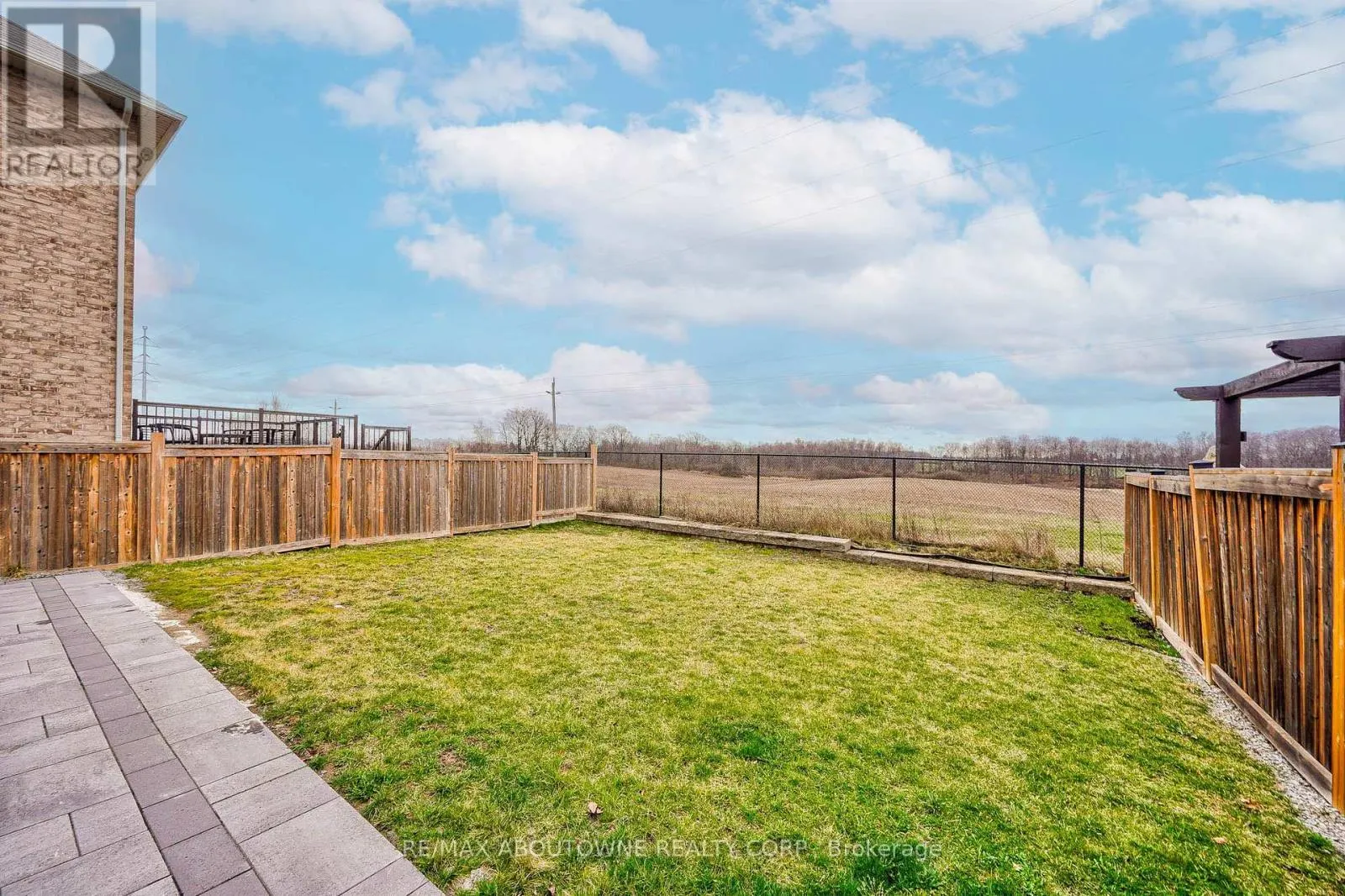 UPPER - 195 GRETI DRIVE