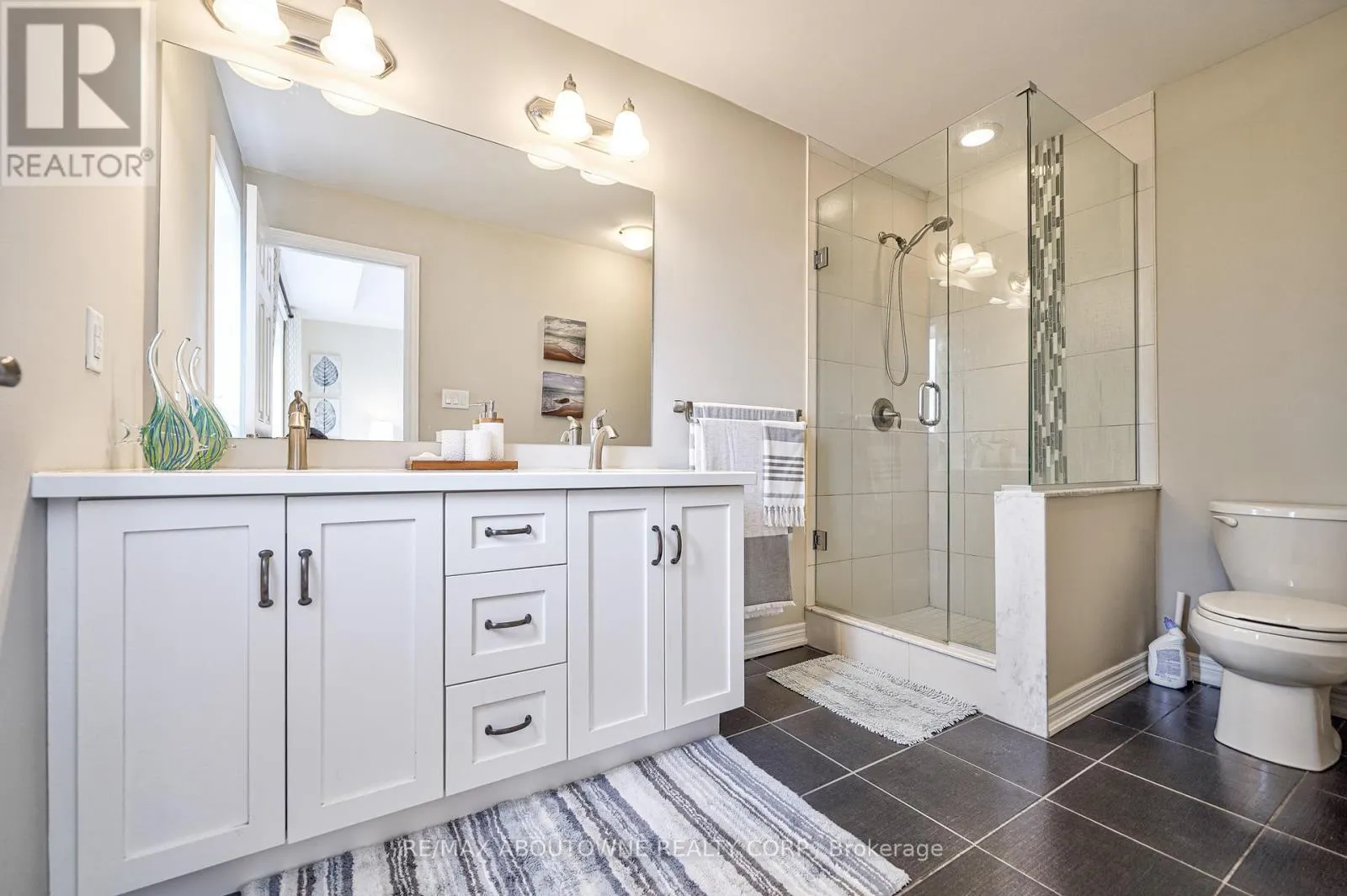 UPPER - 195 GRETI DRIVE