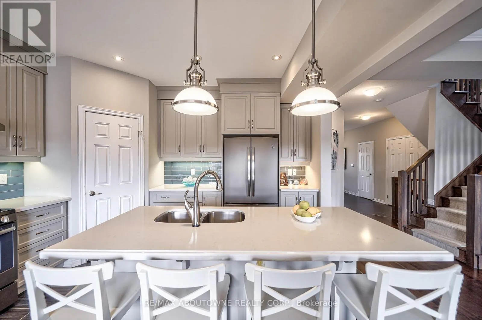 UPPER - 195 GRETI DRIVE