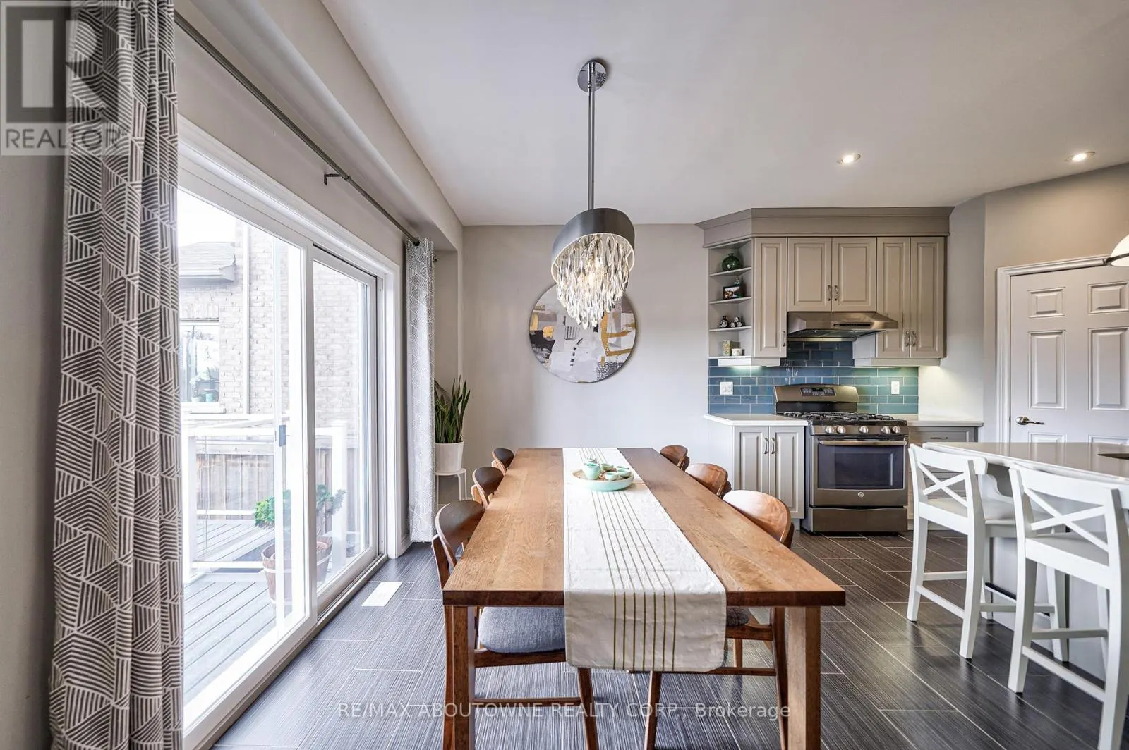 UPPER - 195 GRETI DRIVE
