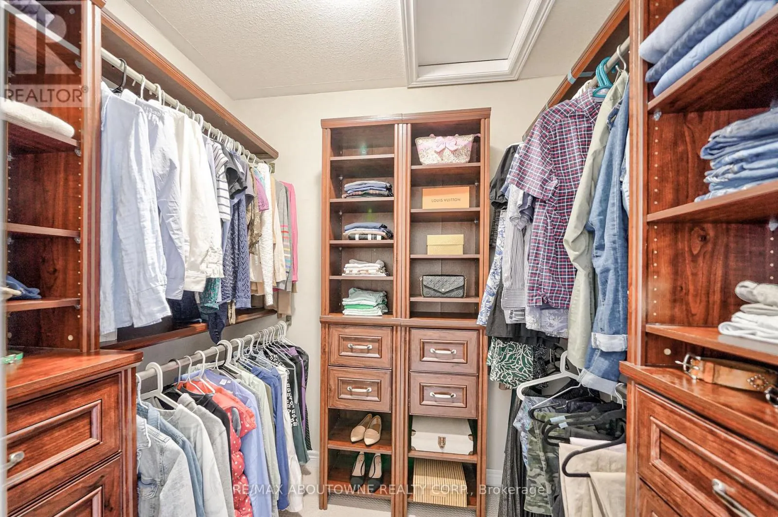 UPPER - 195 GRETI DRIVE