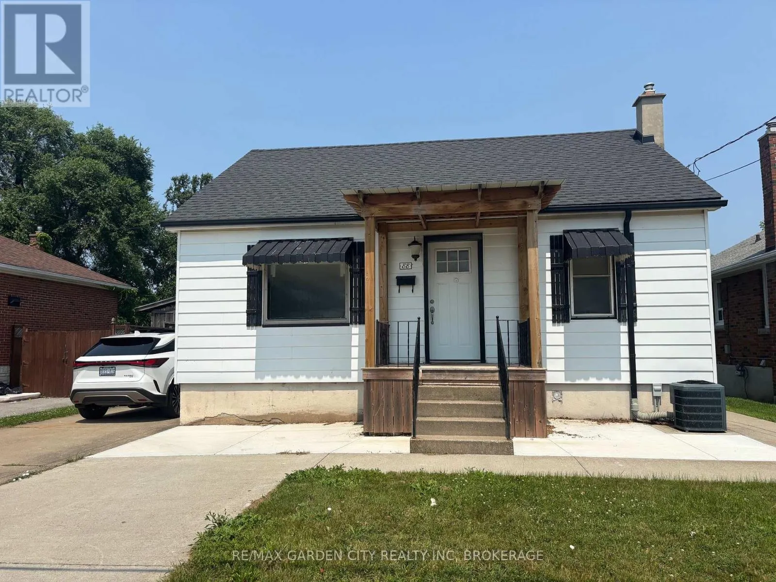 MAIN FLOOR - 88 ST. DAVIDS ROAD, #MAIN FLOOR