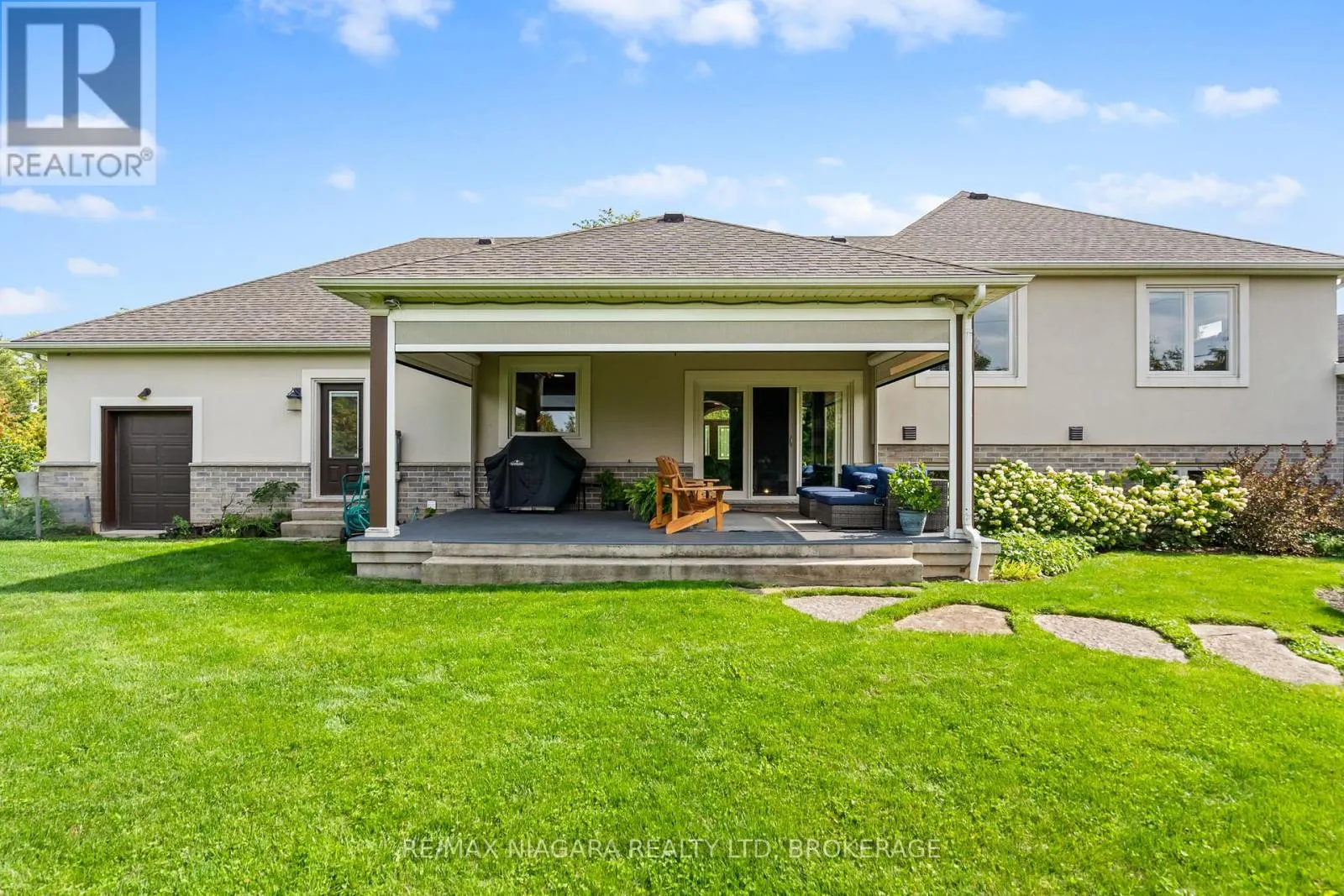 7 PARKLANE CRESCENT