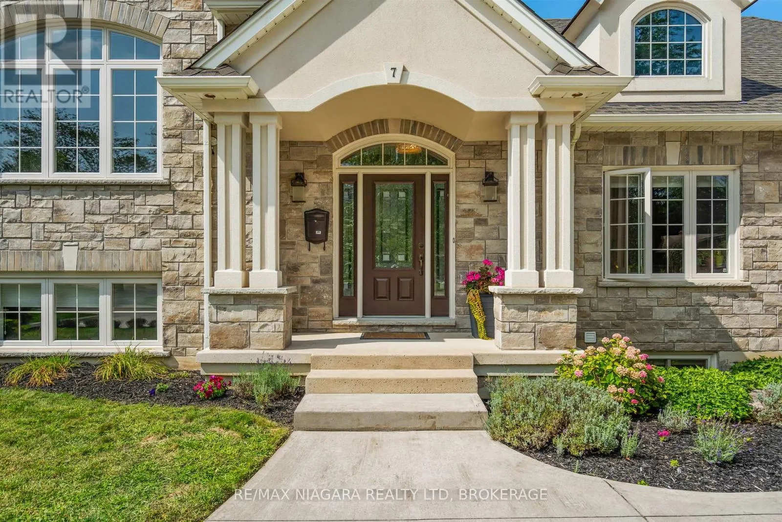 7 PARKLANE CRESCENT