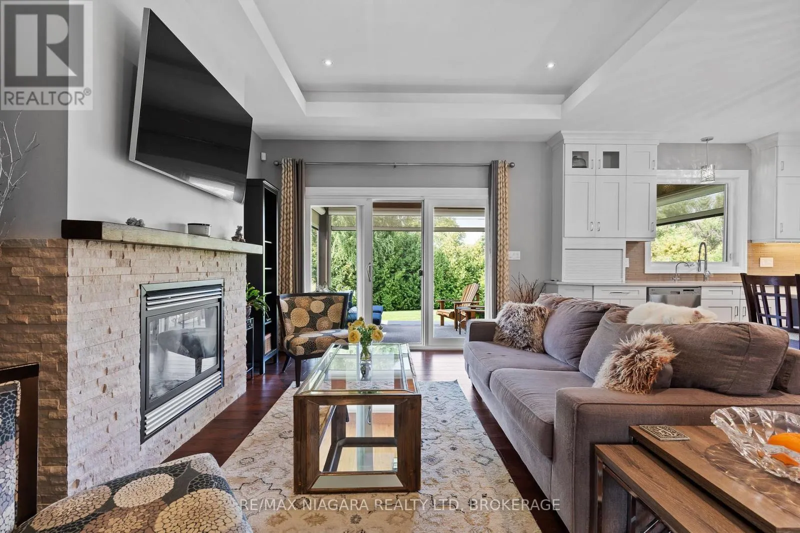 7 PARKLANE CRESCENT