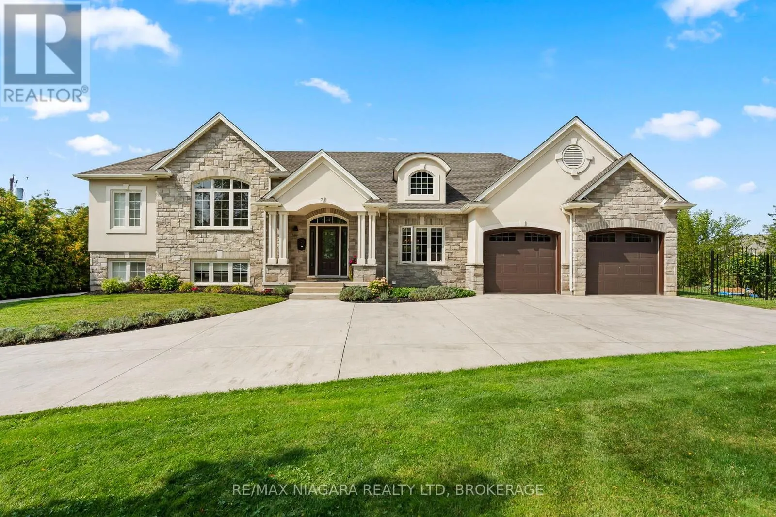 7 PARKLANE CRESCENT