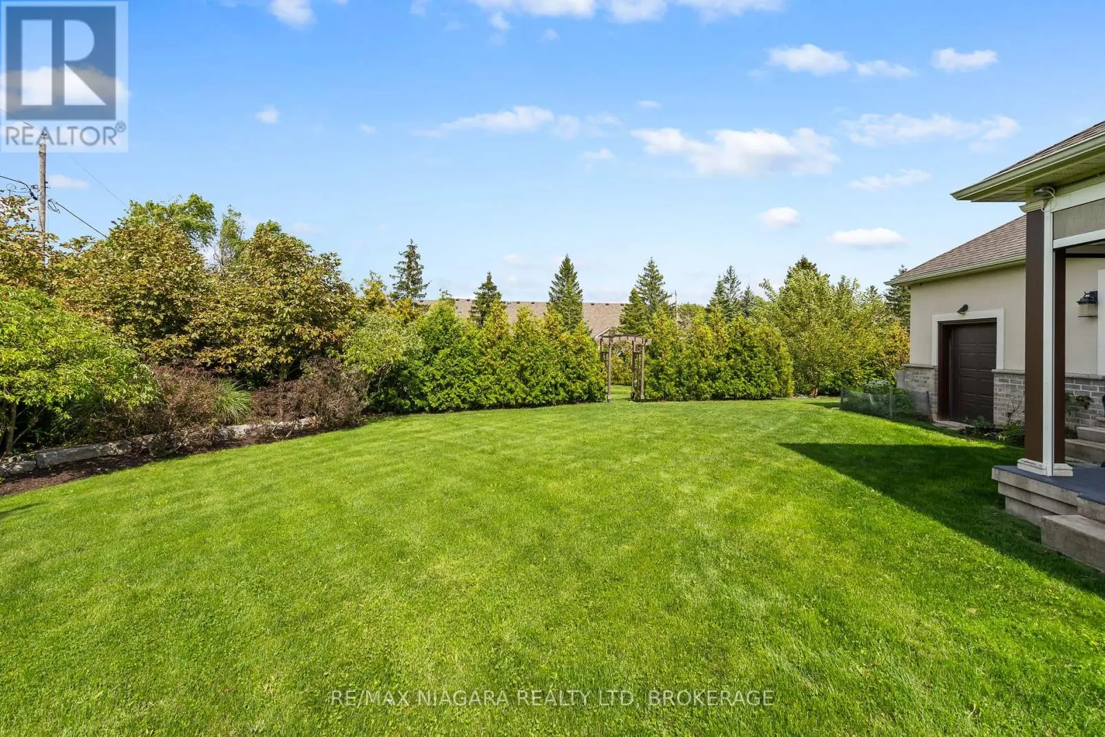 7 PARKLANE CRESCENT