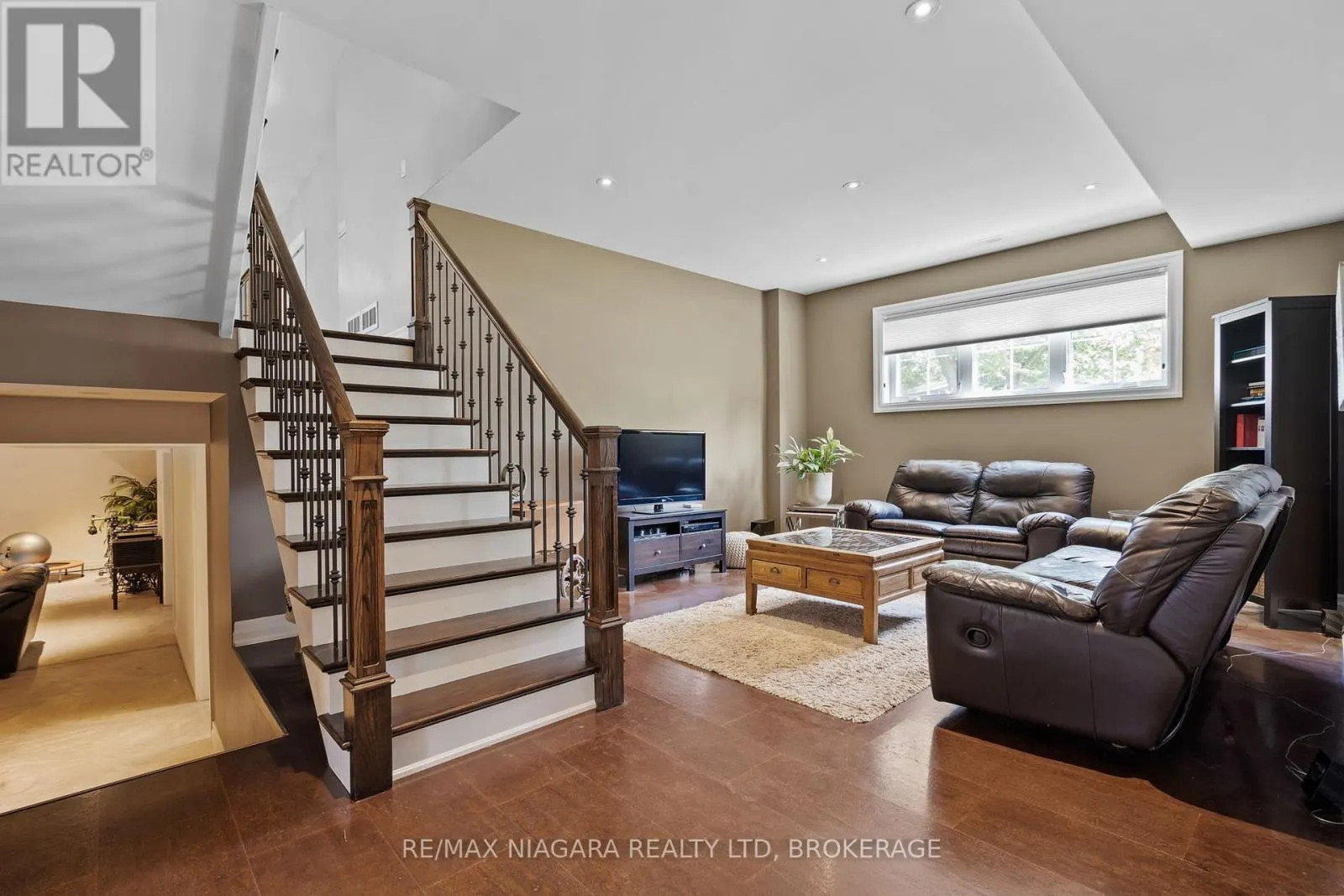 7 PARKLANE CRESCENT