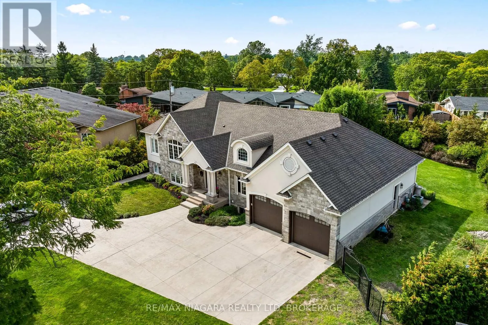 7 PARKLANE CRESCENT