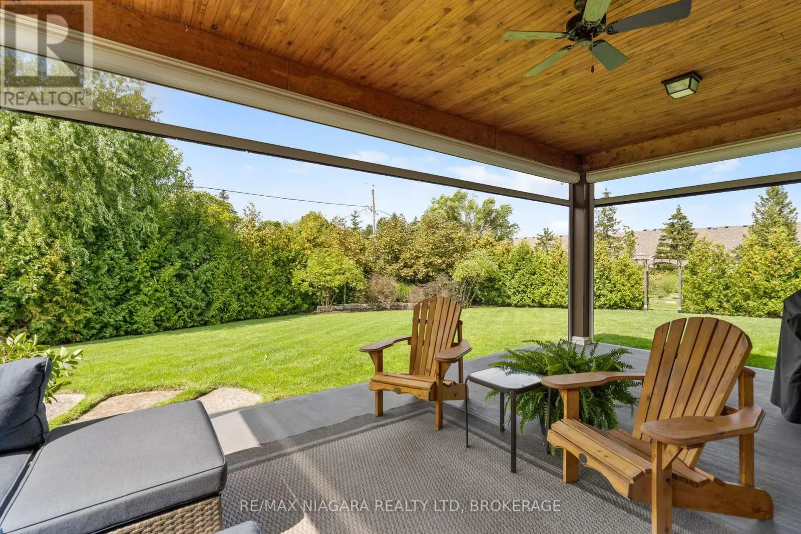 7 PARKLANE CRESCENT