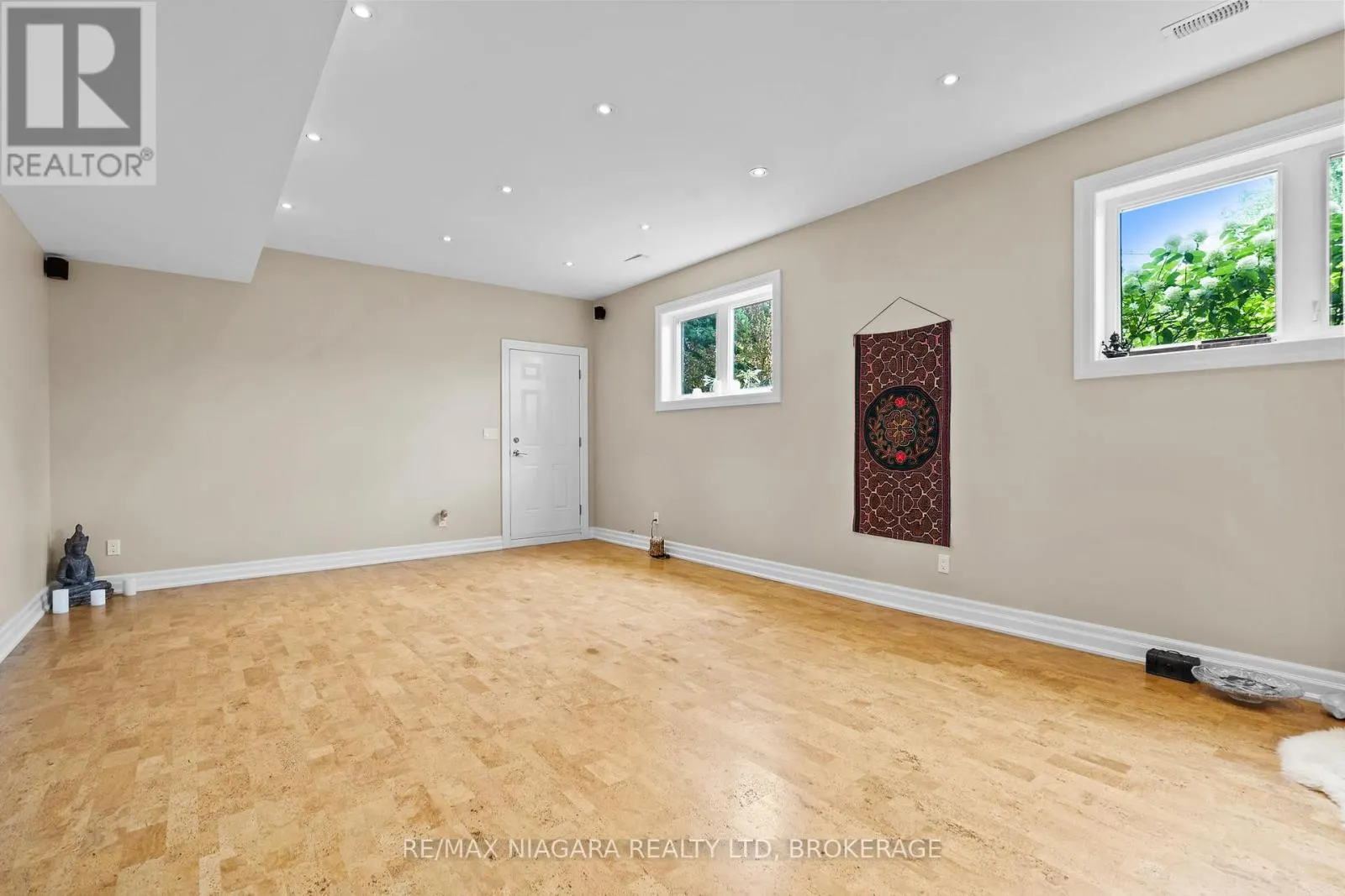 7 PARKLANE CRESCENT