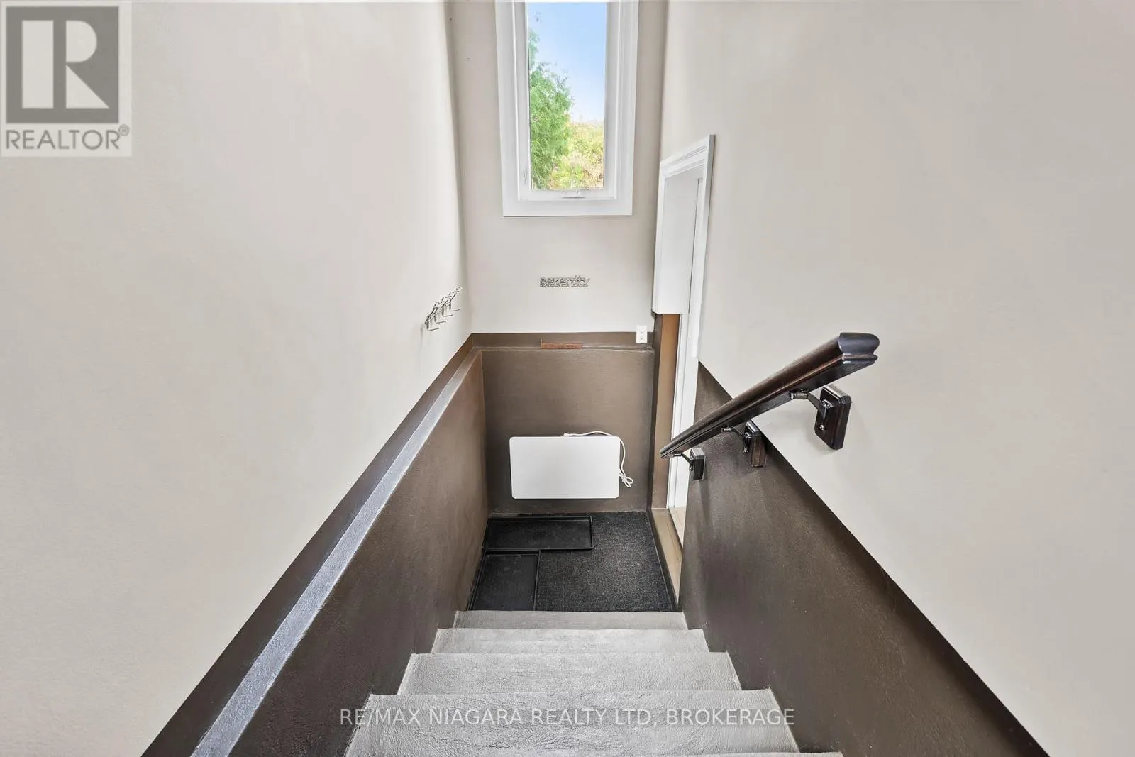 7 PARKLANE CRESCENT