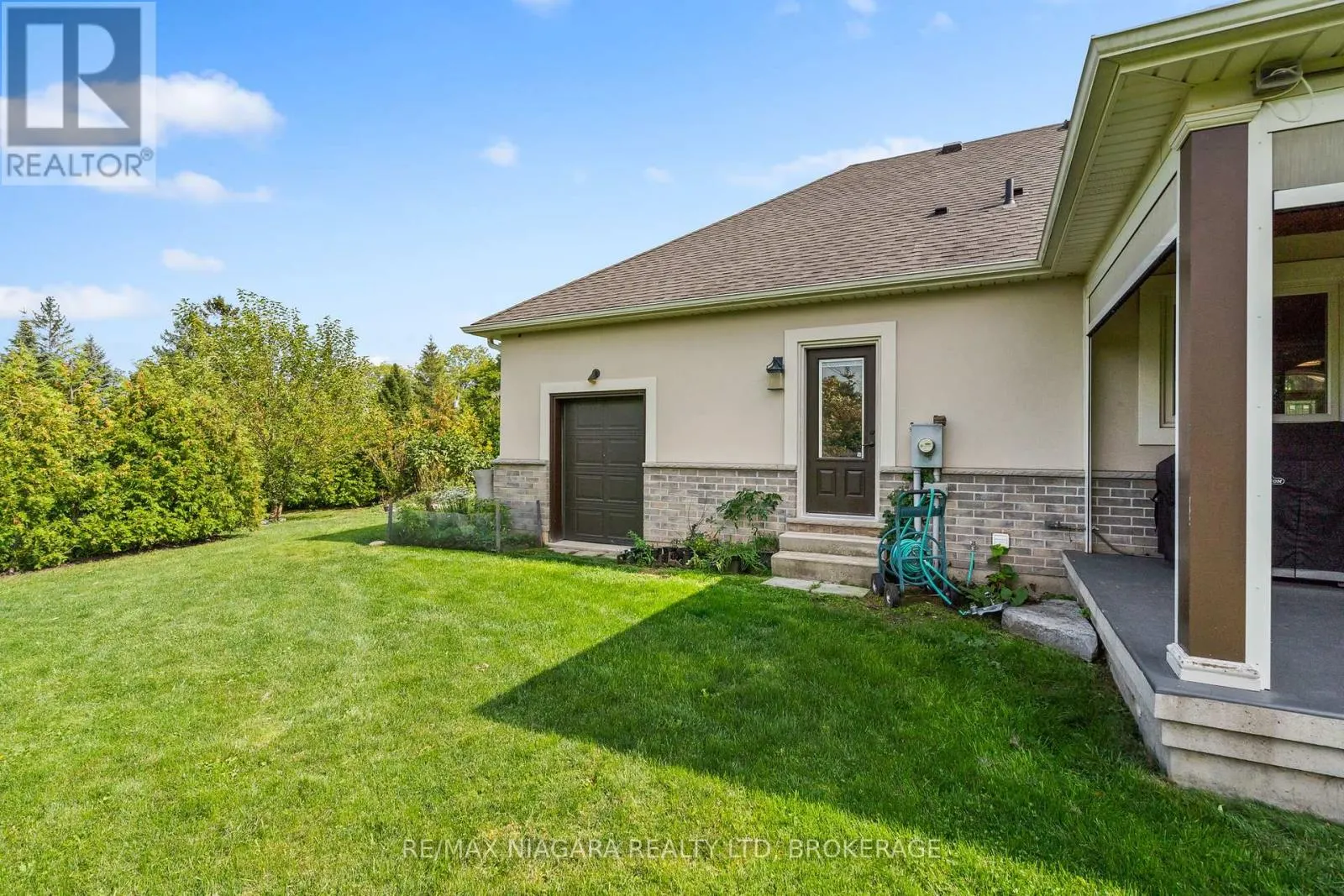 7 PARKLANE CRESCENT
