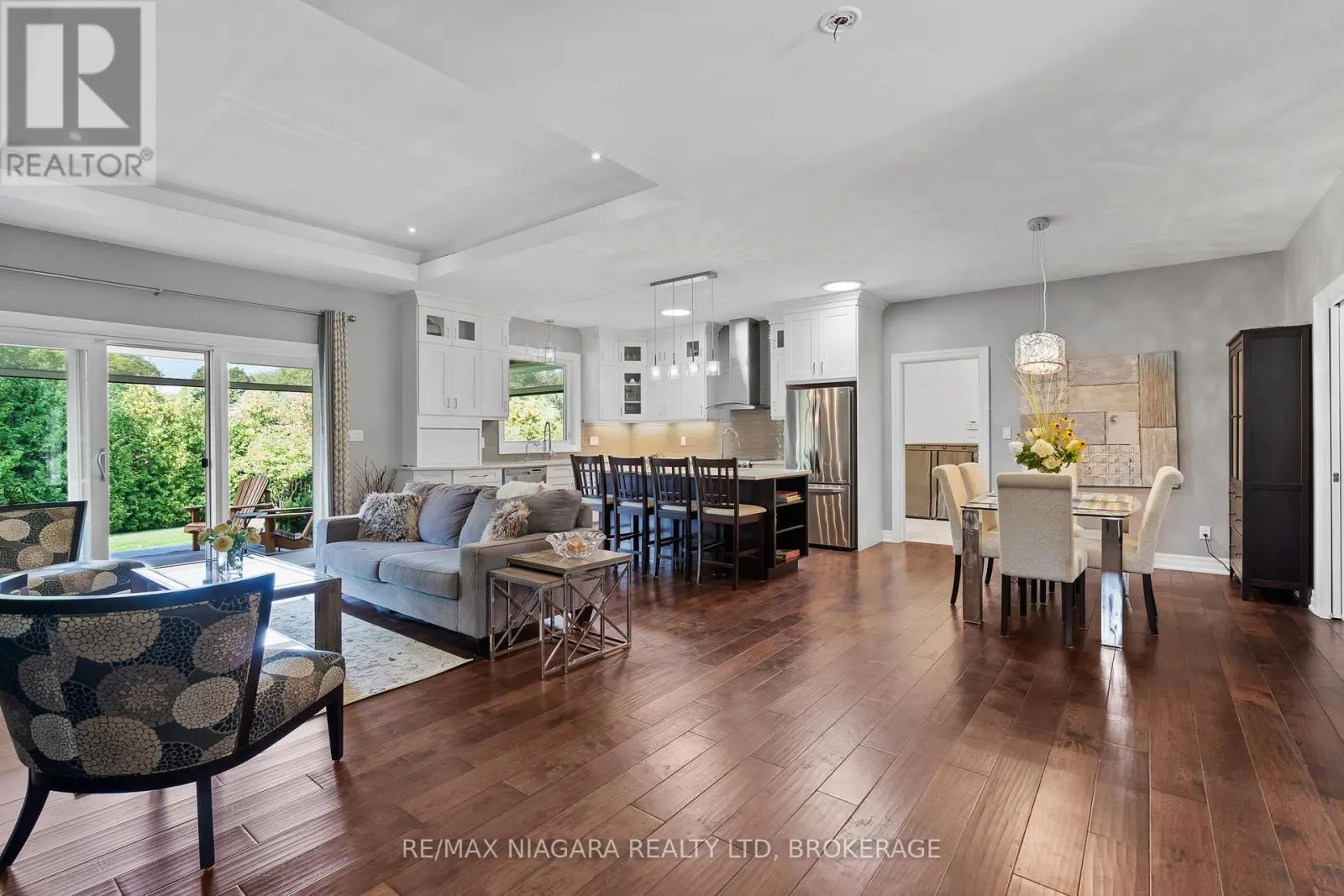 7 PARKLANE CRESCENT