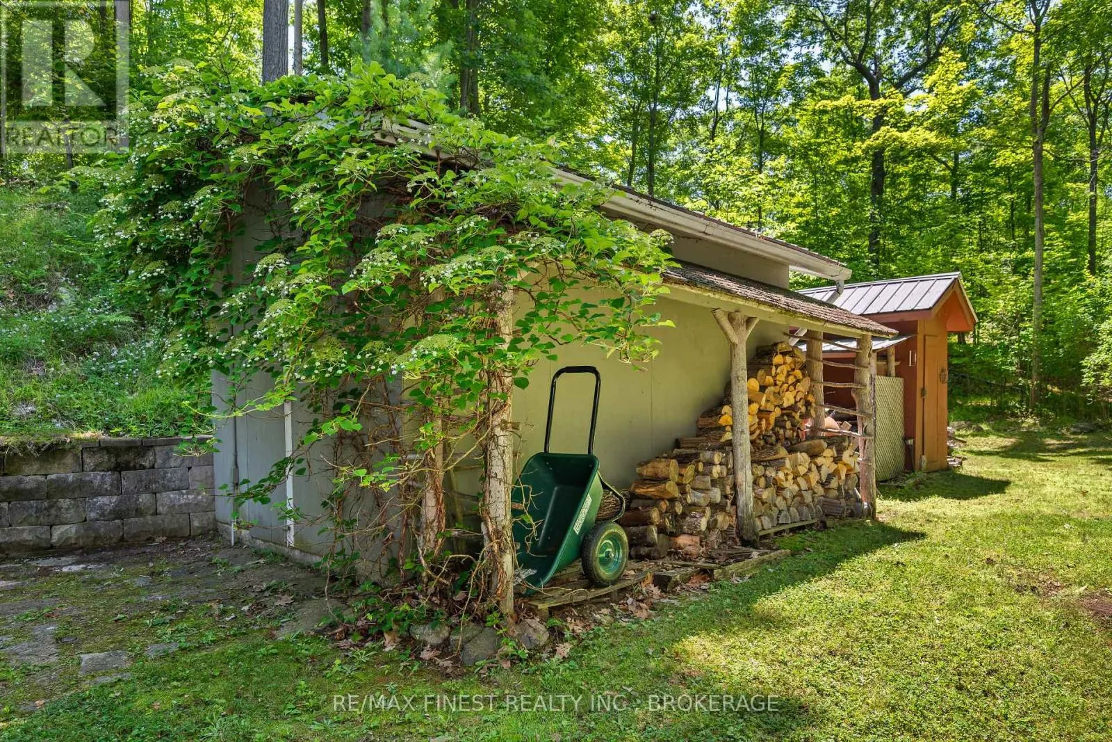 32 OAKWOOD LANE
