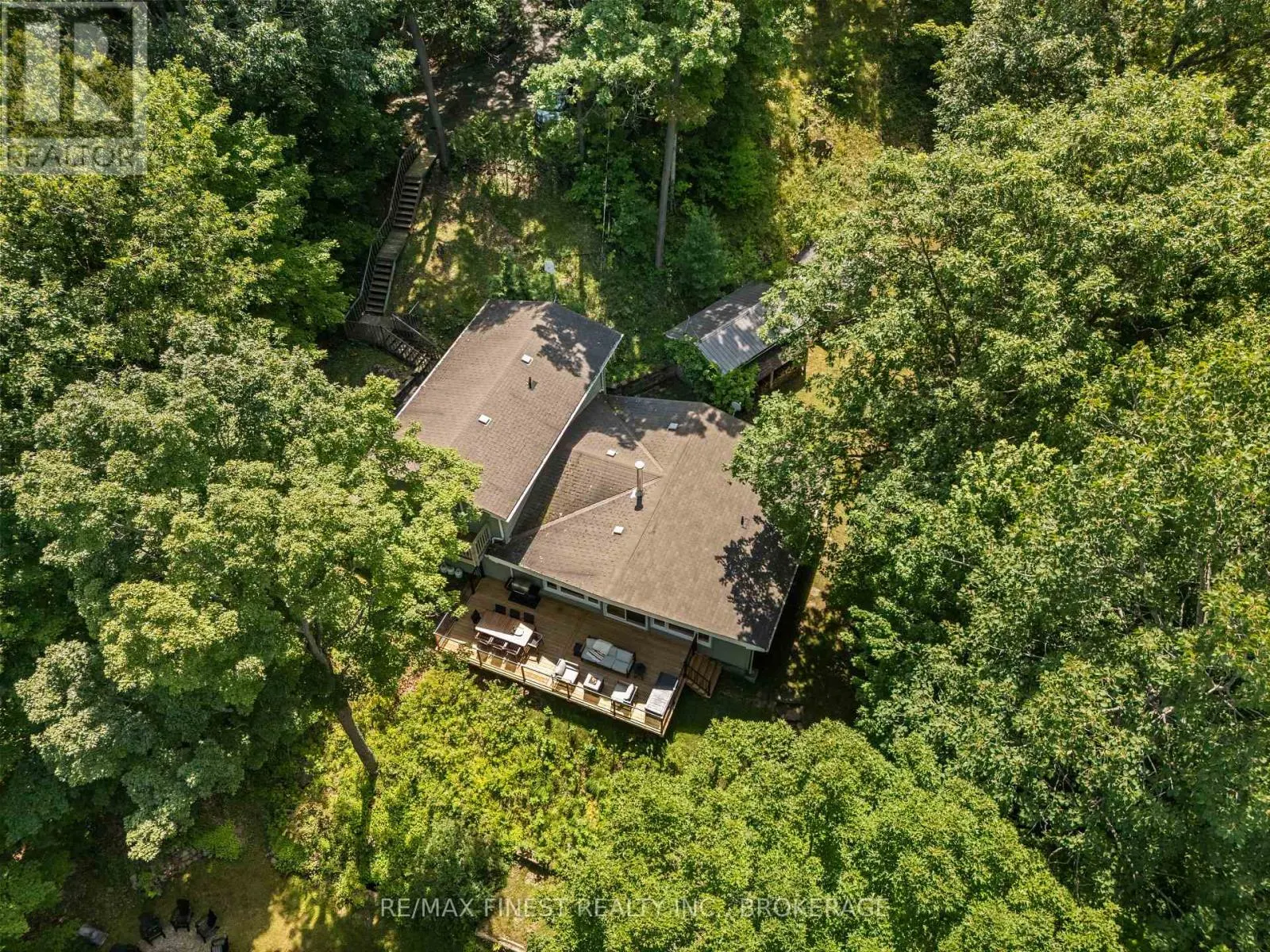 32 OAKWOOD LANE