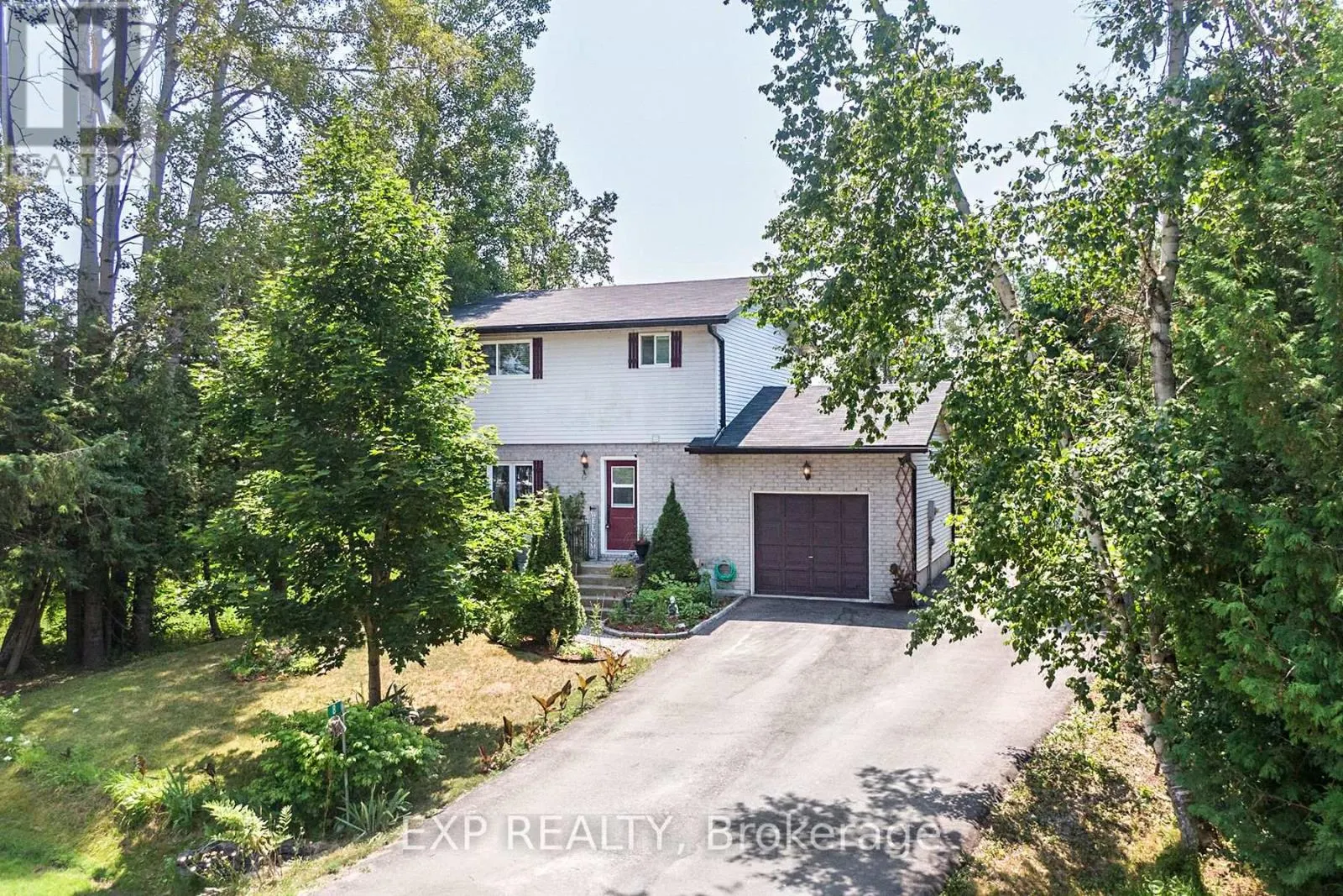 8 PINEWOOD BOULEVARD
