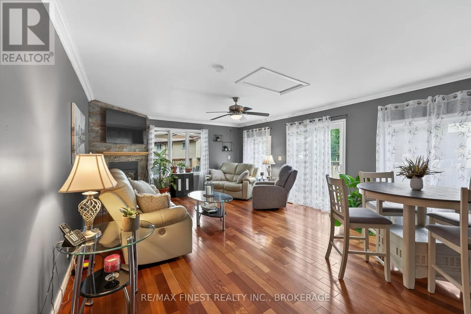 20 CARRIAGE COURT AVENUE