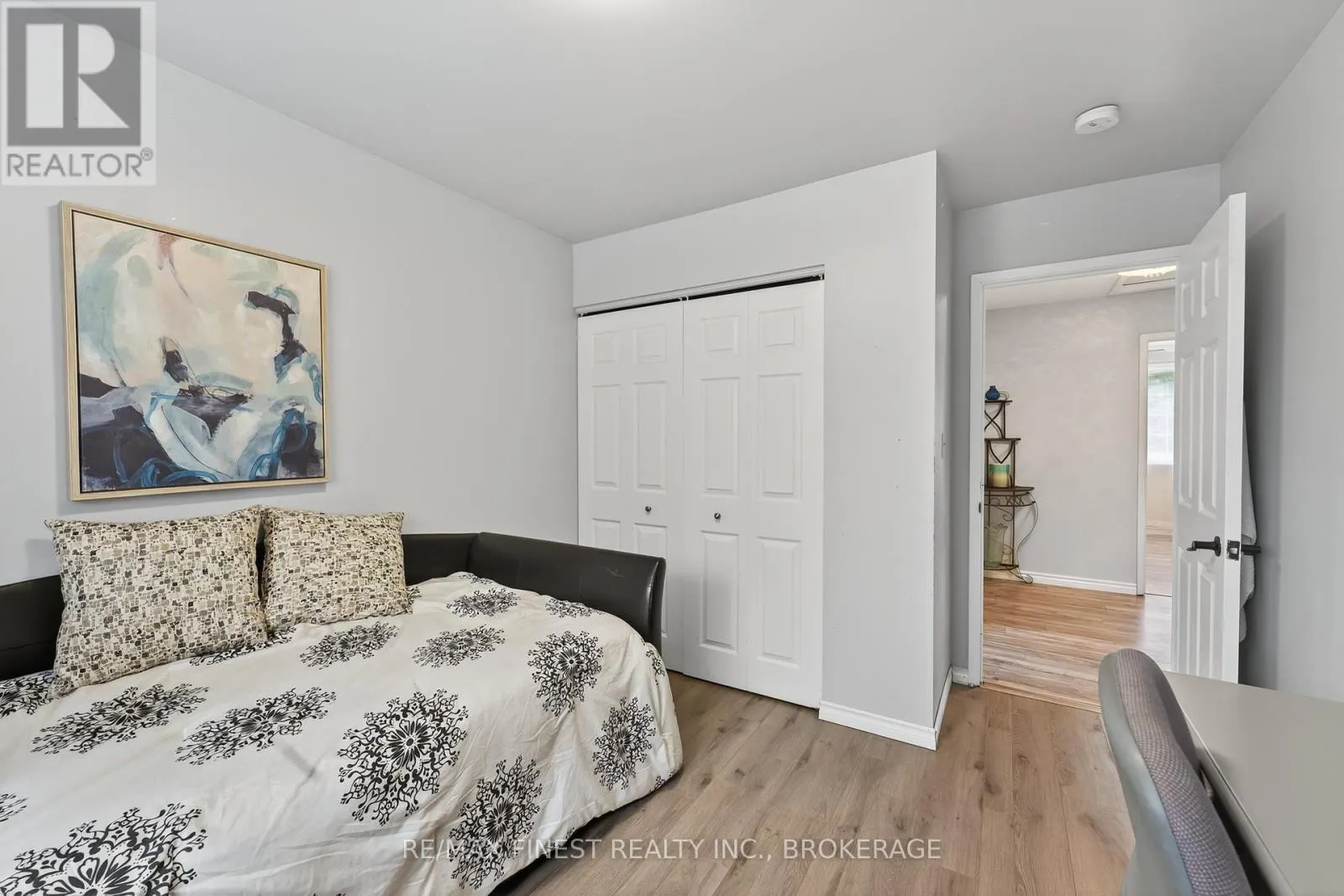 20 CARRIAGE COURT AVENUE