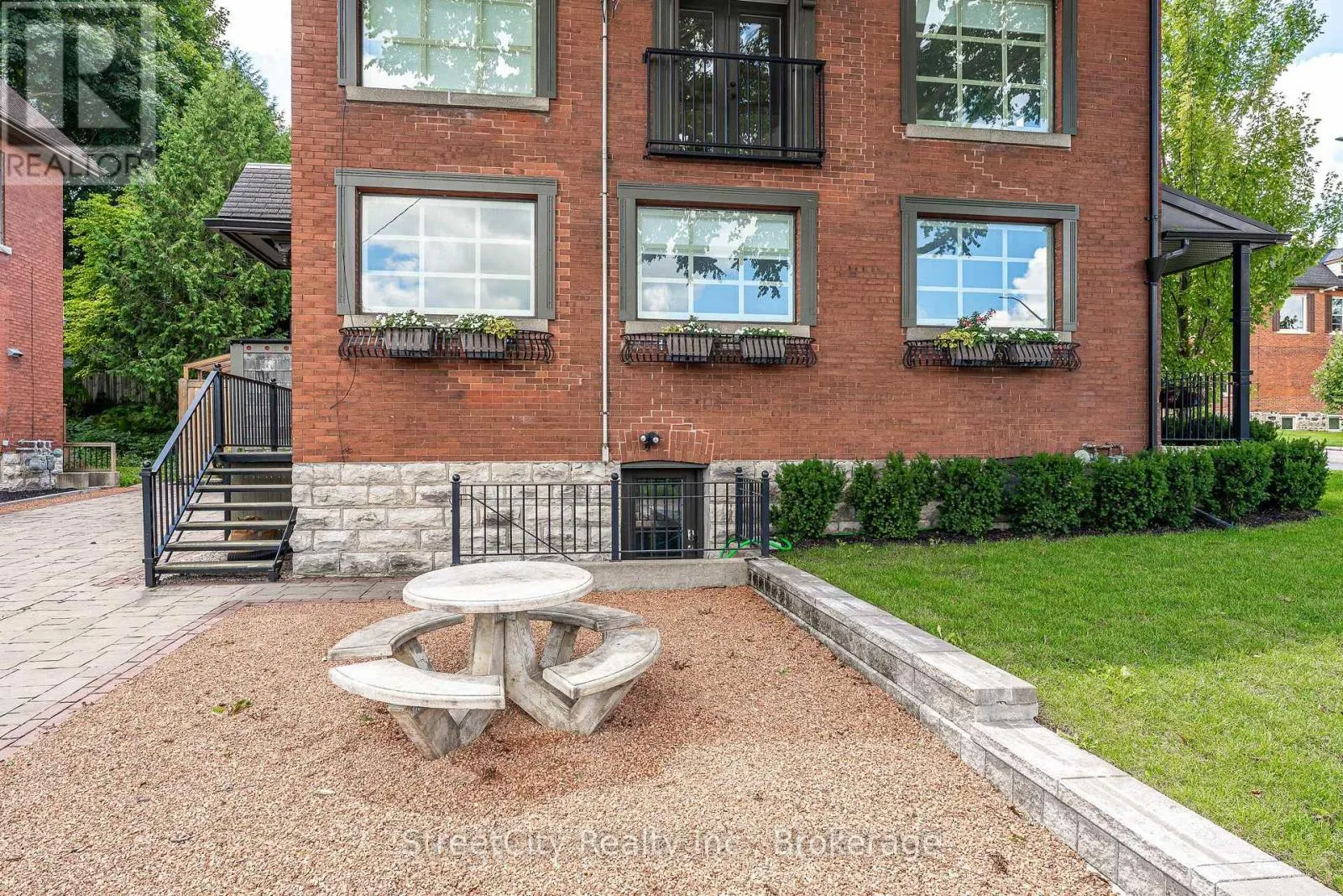 19 WATERLOO STREET S