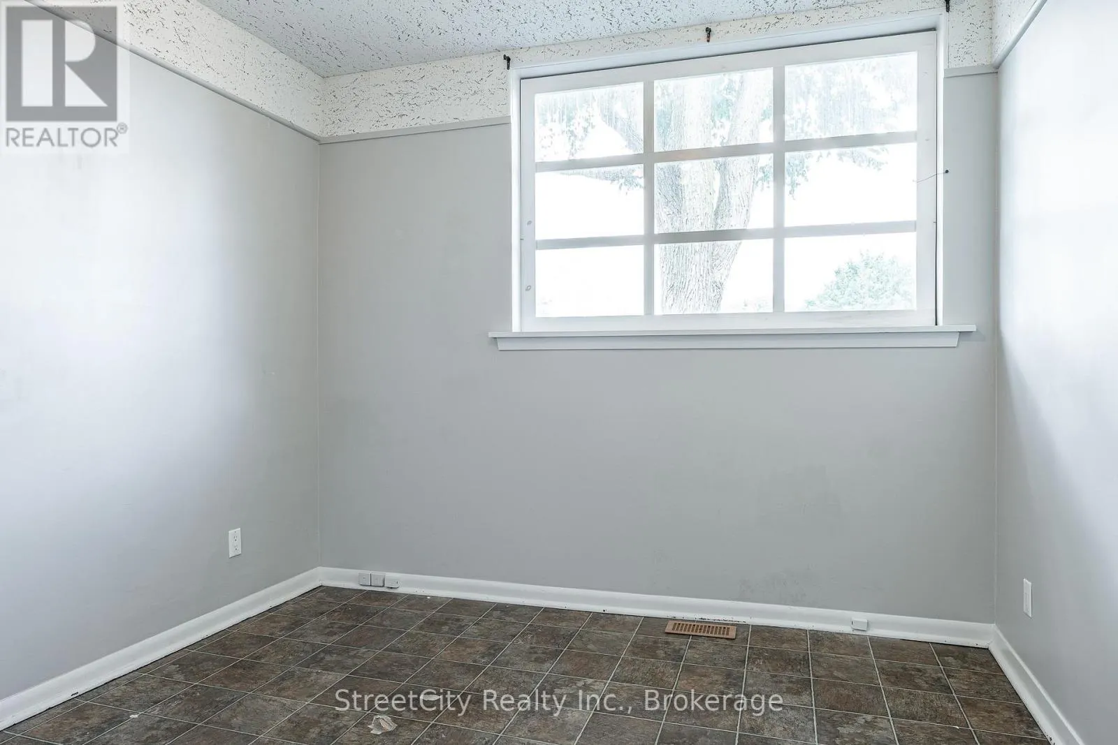 19 WATERLOO STREET S