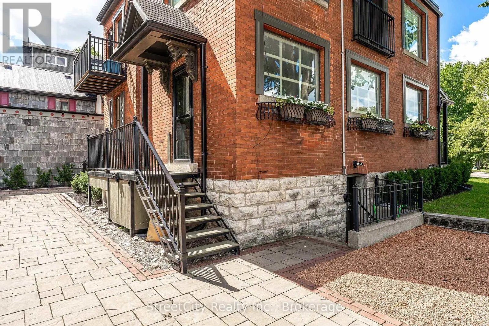 19 WATERLOO STREET S