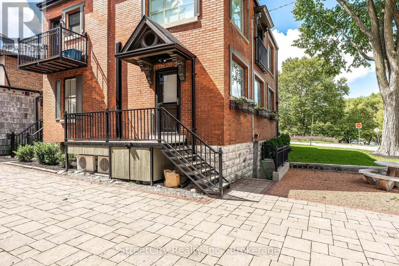 19 WATERLOO STREET S