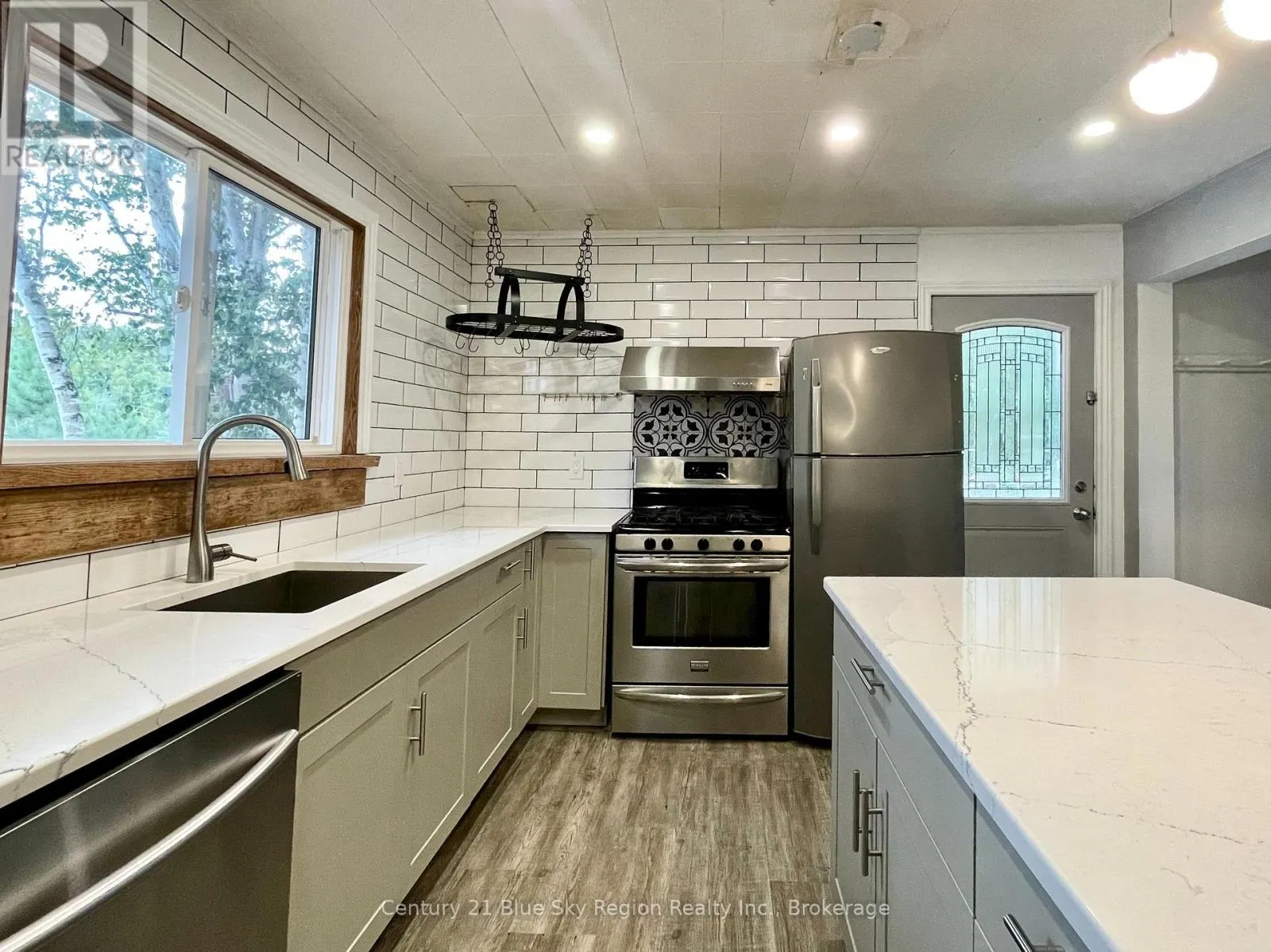 93 A HOOD AVENUE