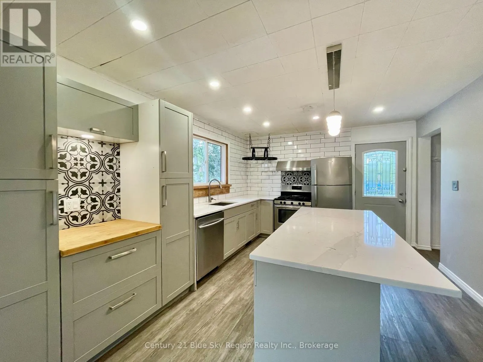 93 A HOOD AVENUE
