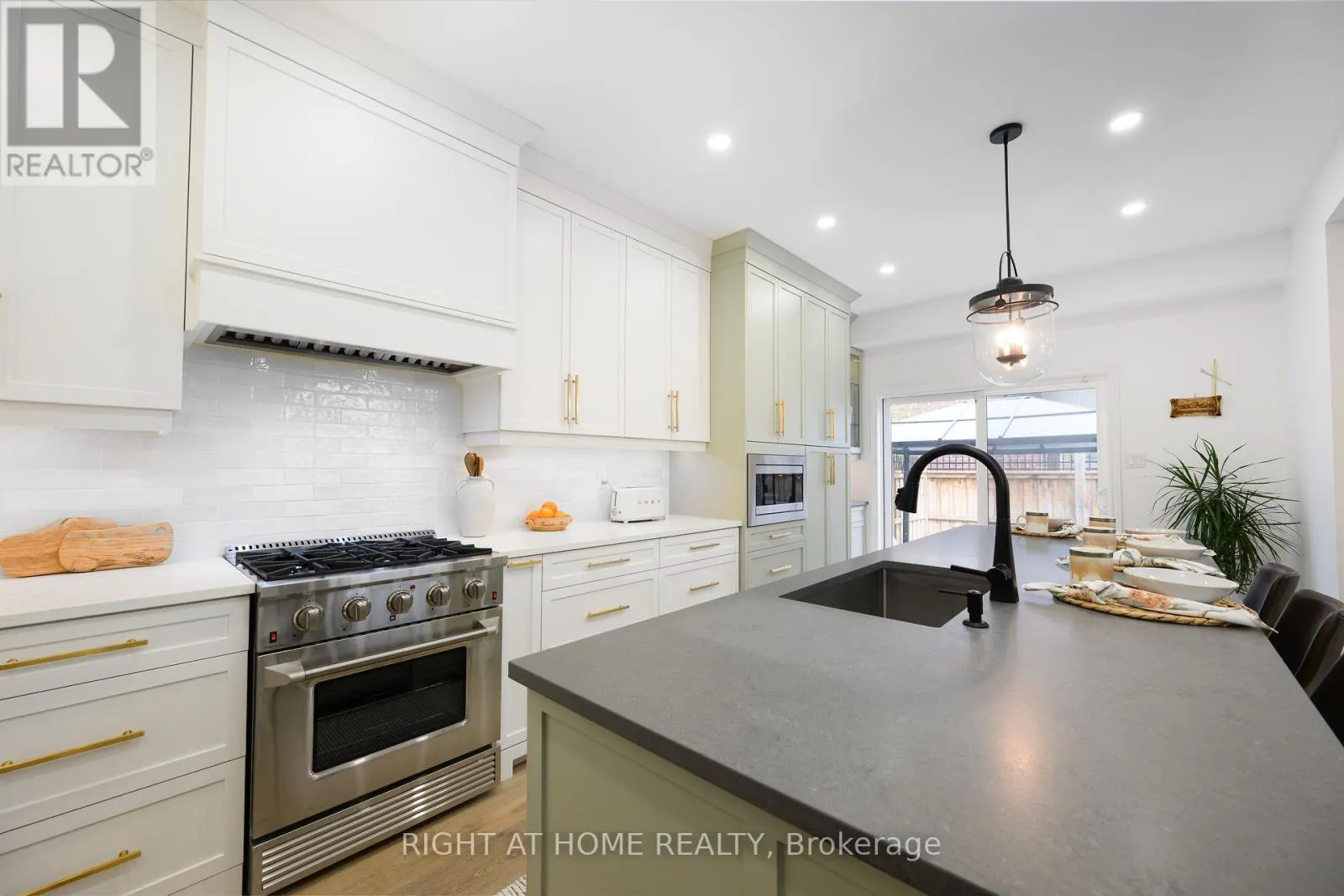 9 - 270 MAIN STREET W