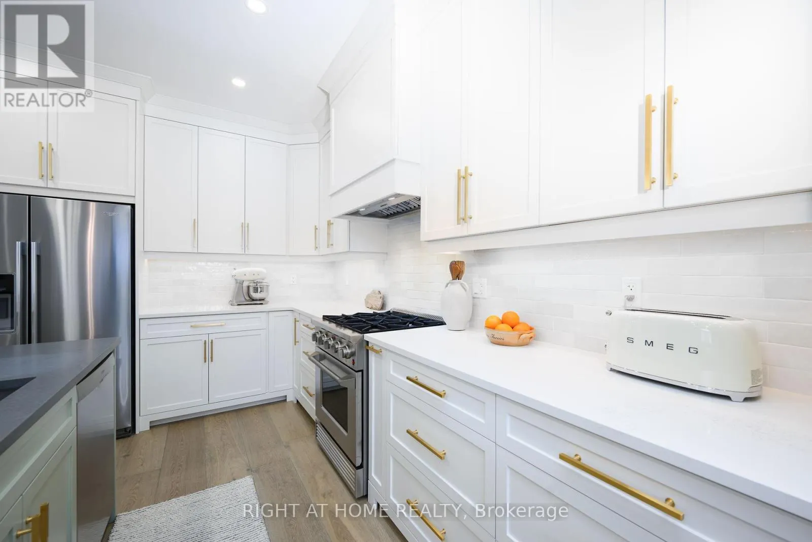 9 - 270 MAIN STREET W