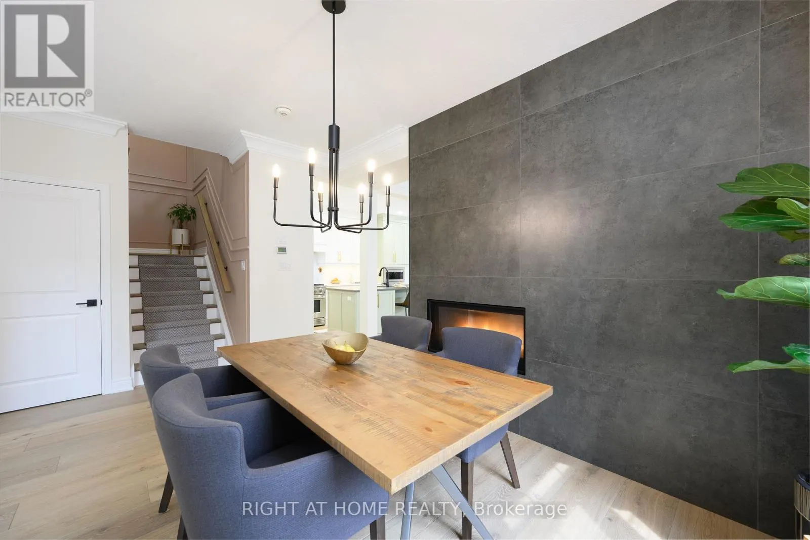 9 - 270 MAIN STREET W
