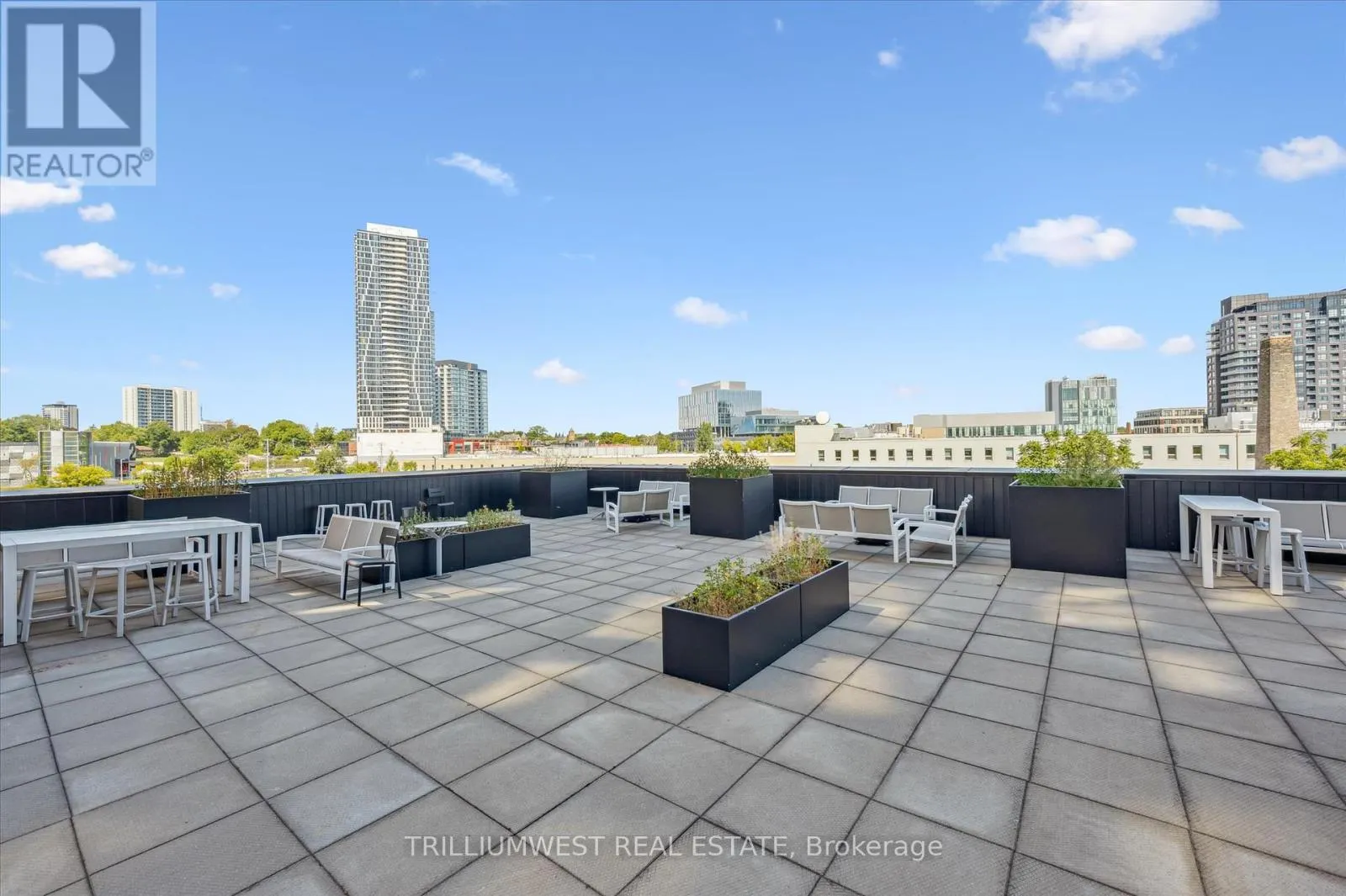 902 - 100 GARMENT STREET