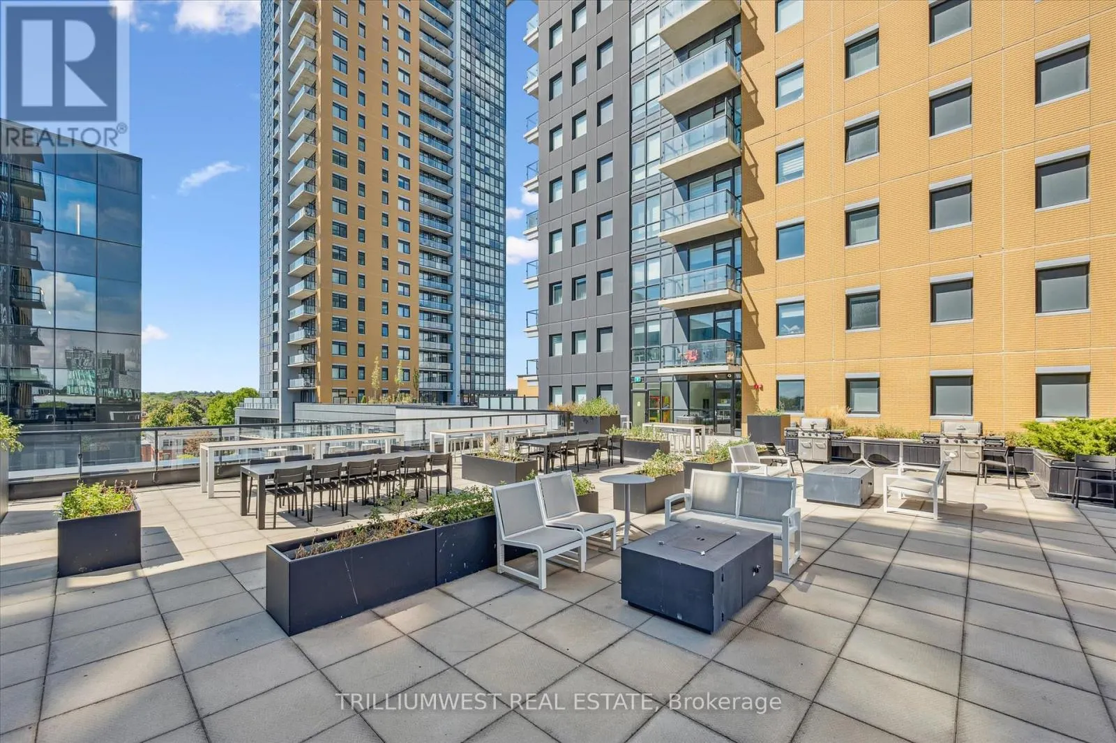 902 - 100 GARMENT STREET