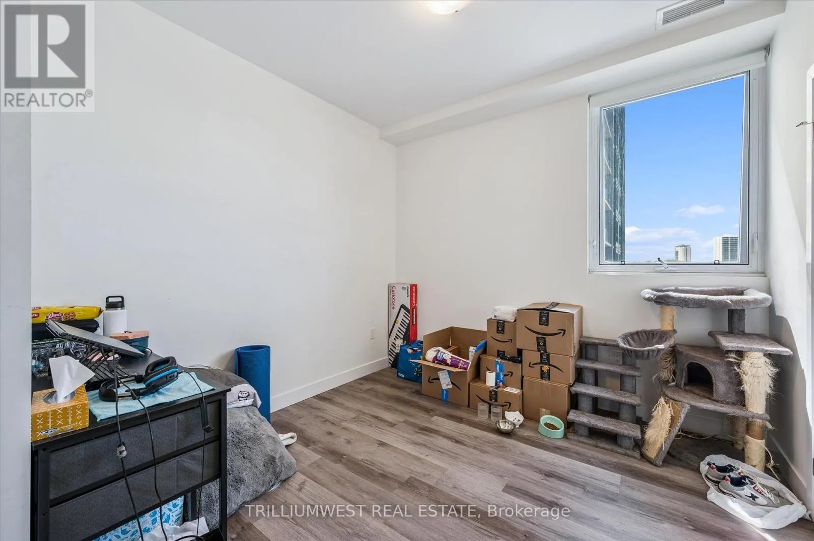 902 - 100 GARMENT STREET